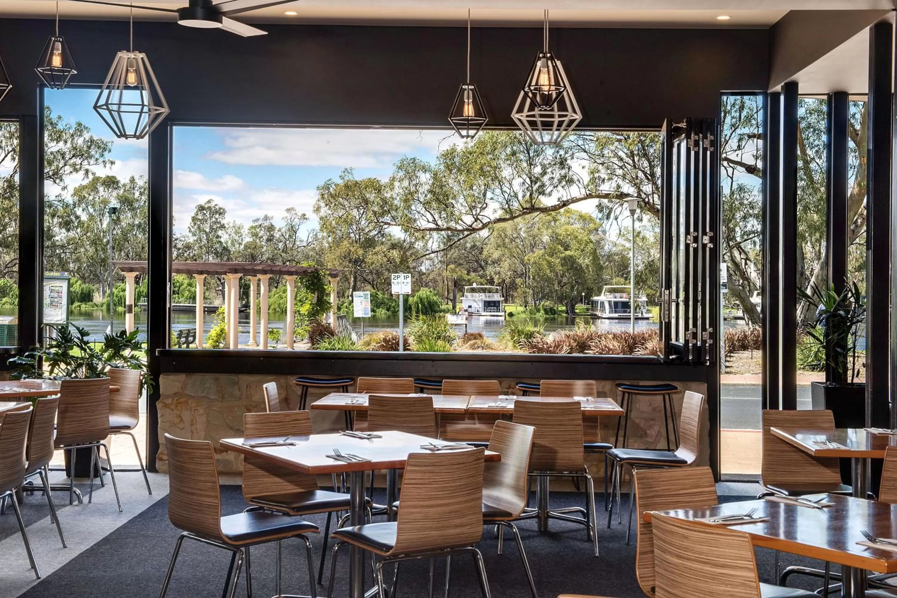 Restaurant/places to eat in Berri Hotel