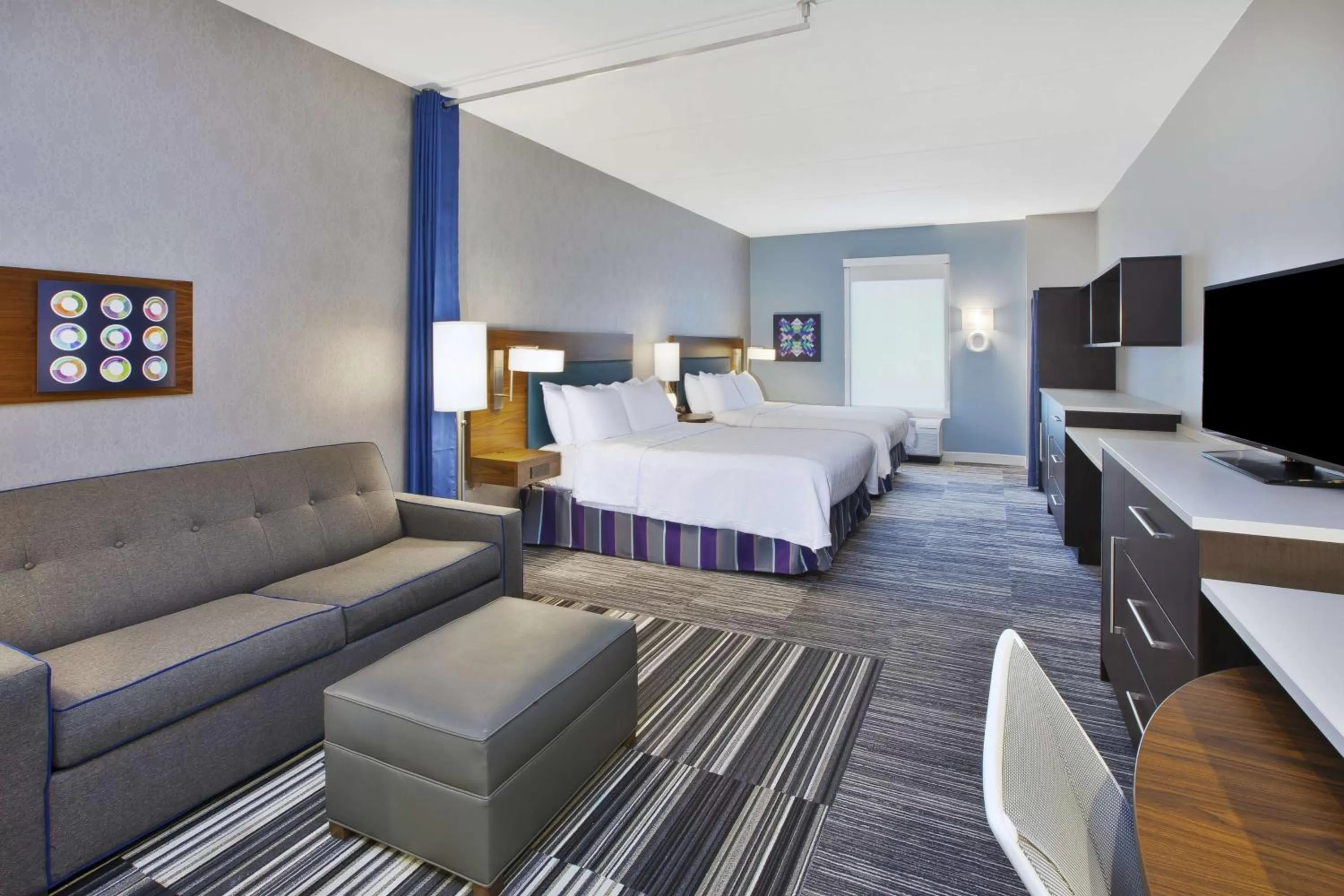 Living room, Bed in Home2 Suites By Hilton Pittsburgh Area Beaver Valley