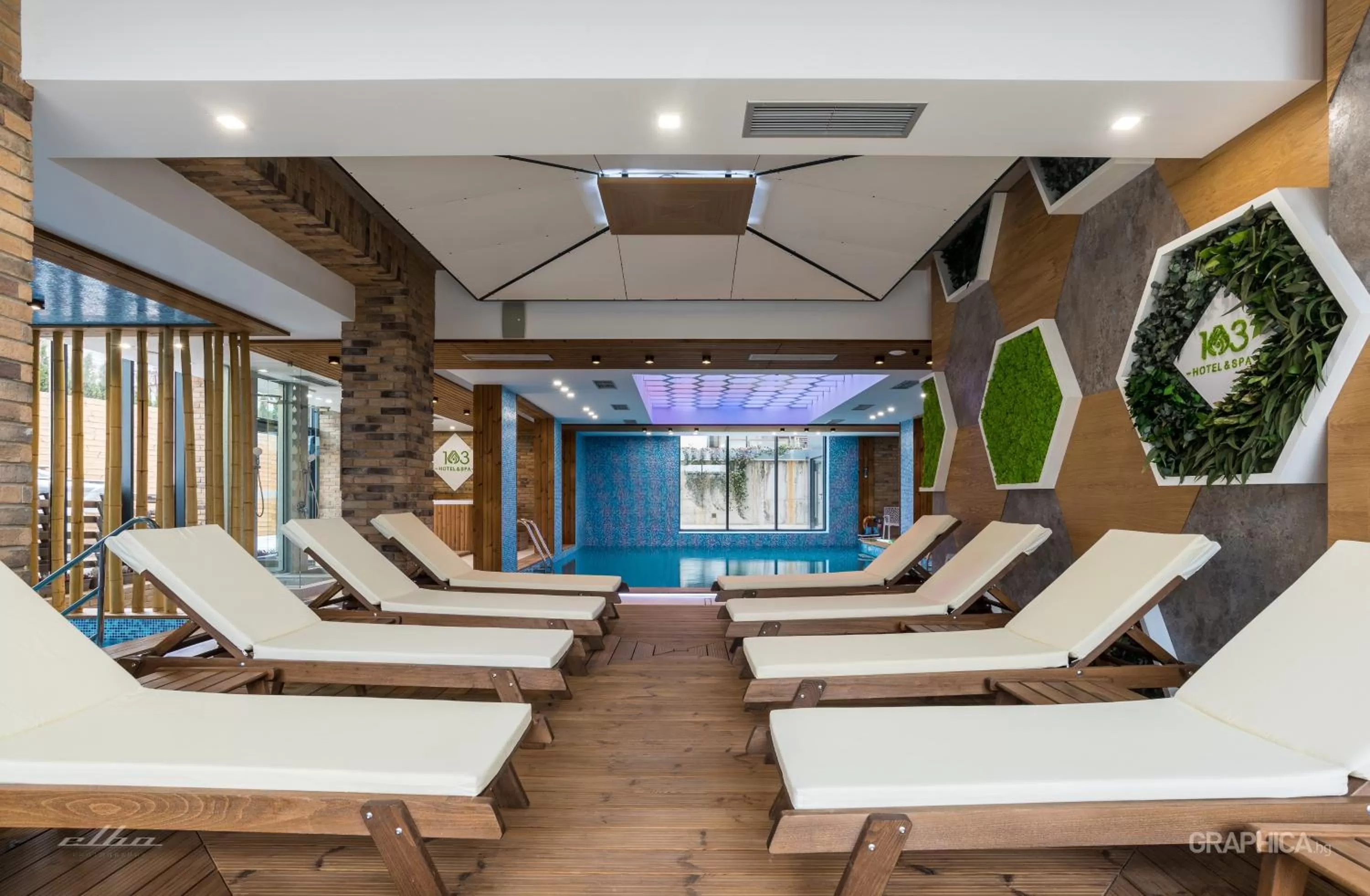 Swimming pool in 103 Degrees Hotel & Spa