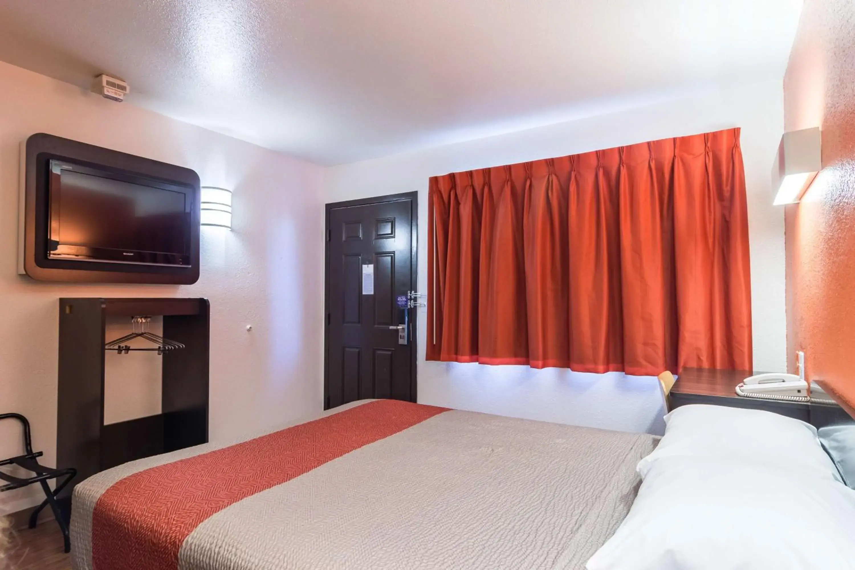 Queen Room - single occupancy - Non-Smoking in Motel 6-Oroville, CA Queen Room - single occupancy - Non-Smoking in Motel 6-Oroville, CA