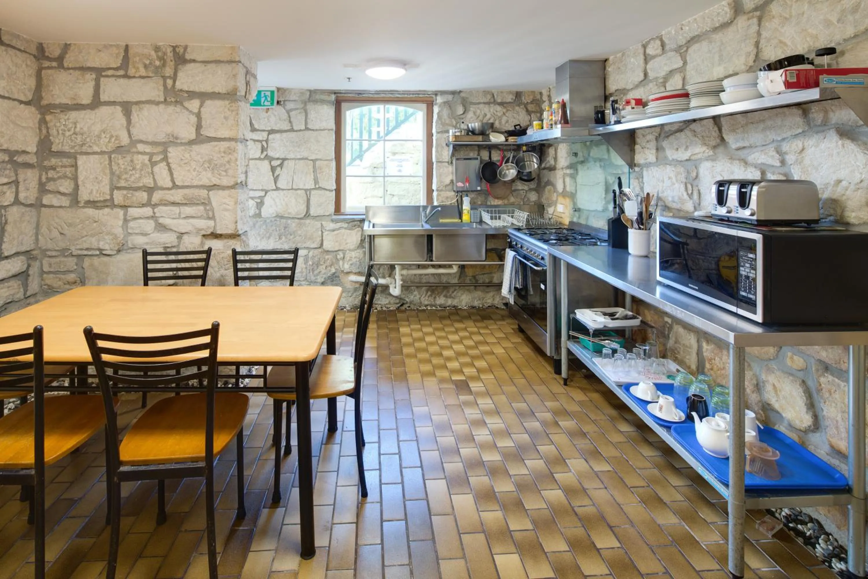 Communal kitchen in Neutral Bay Lodge
