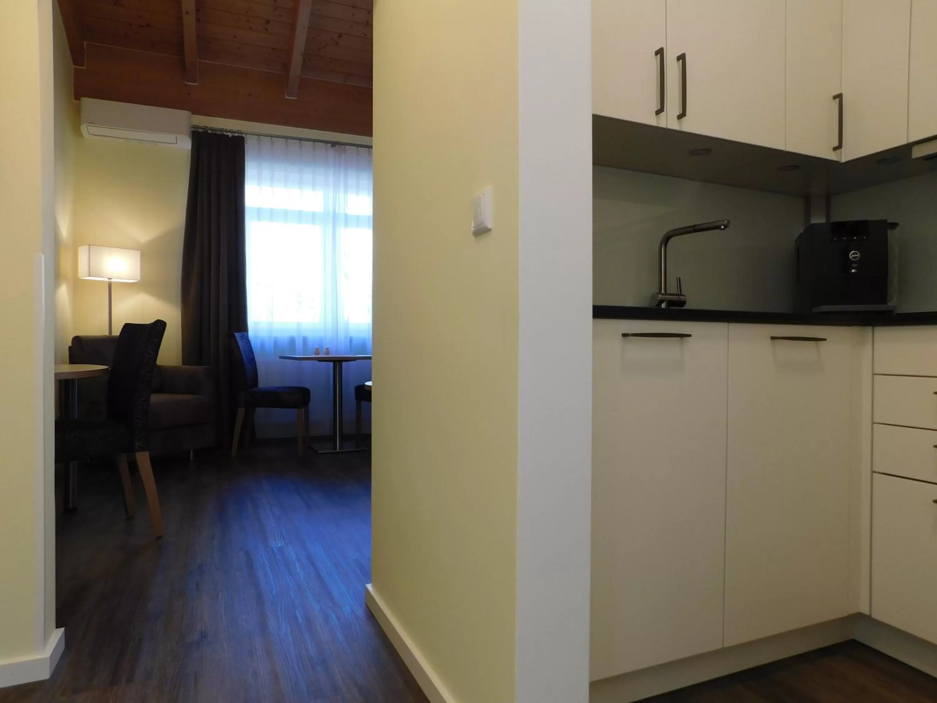 Kitchen or kitchenette in Hotel KonradP Holzkirchen