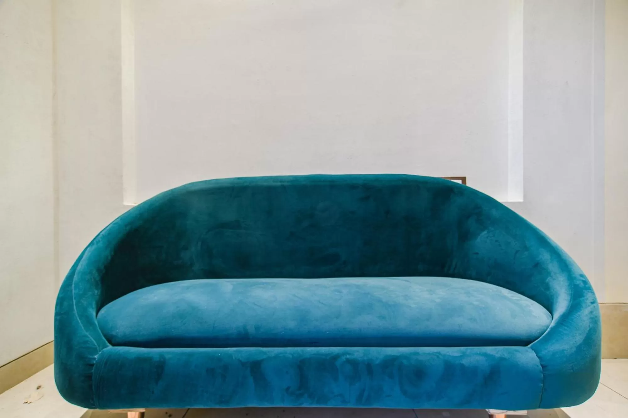 Seating area in FabHotel Benchmark