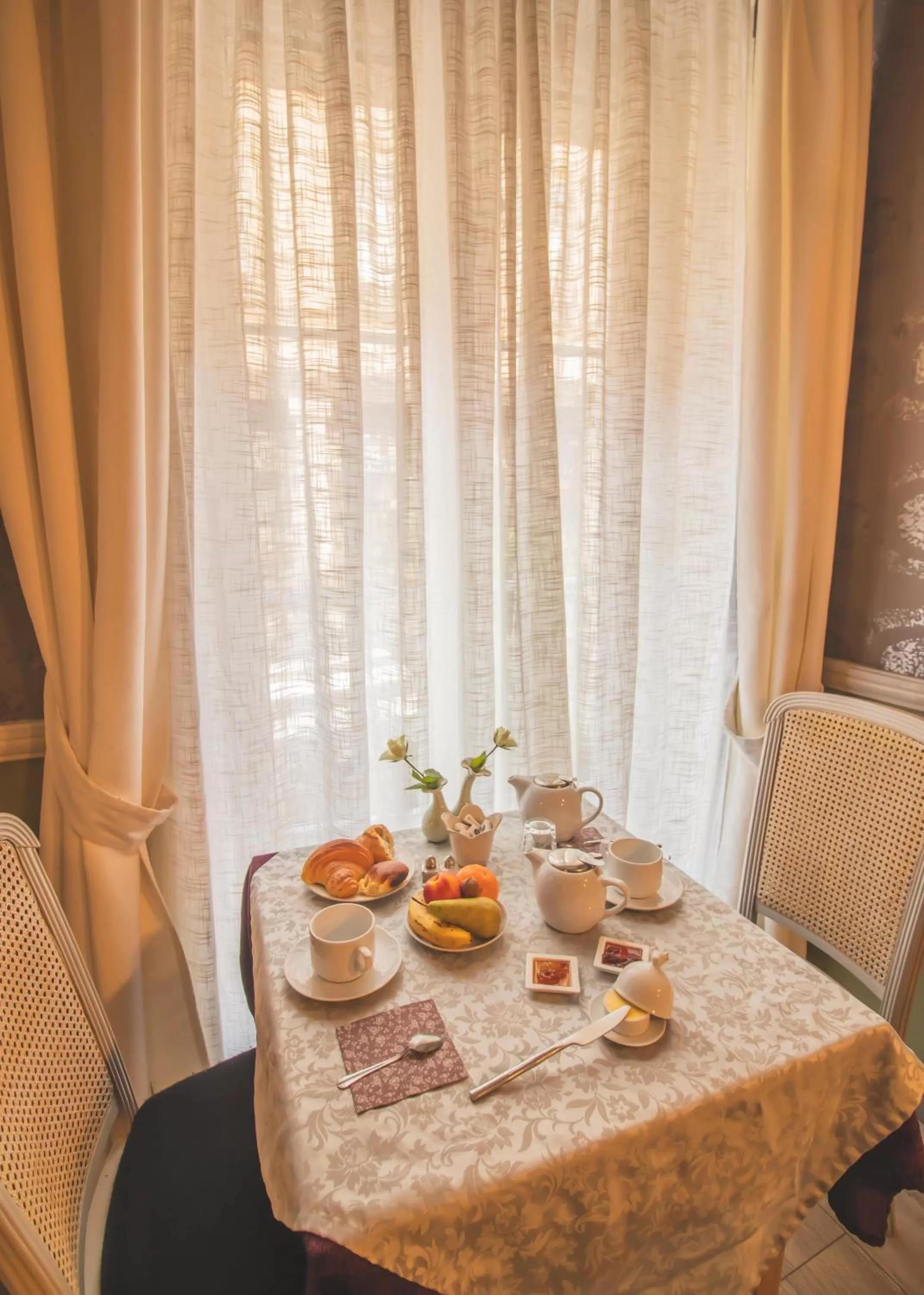 Breakfast in Hôtel De La Banniere De France