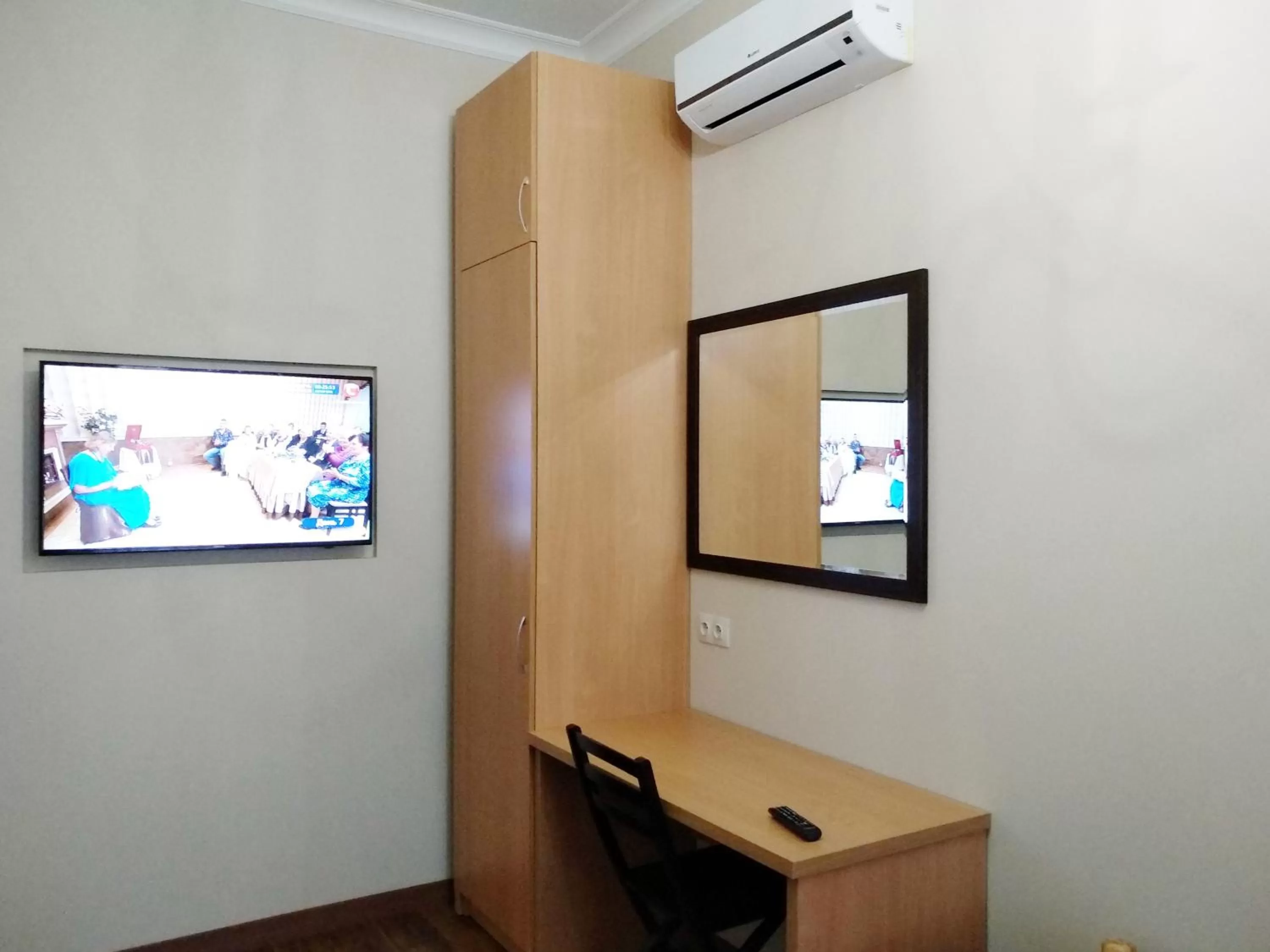 Bed, TV/Entertainment Center in Belokorichi