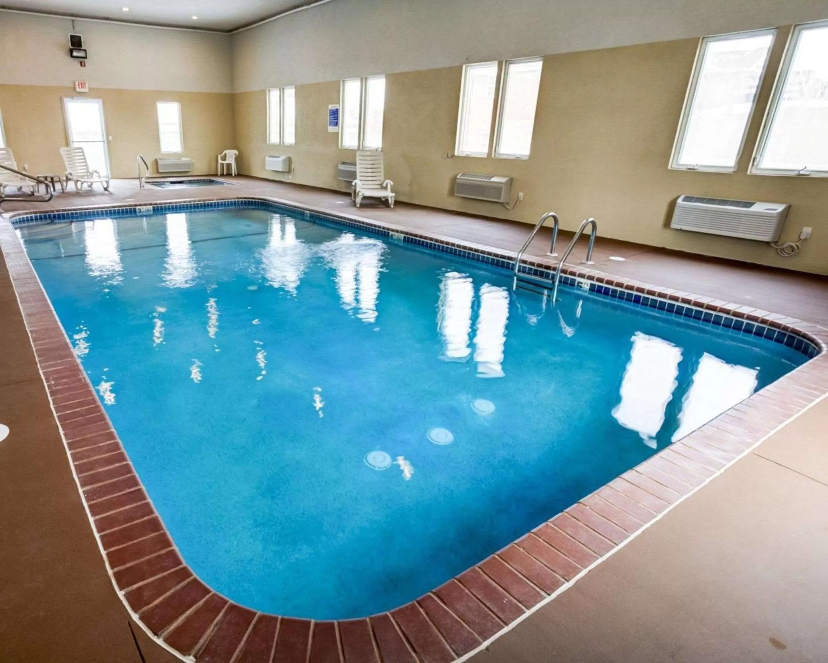 Swimming pool in Comfort Inn Kearney - Liberty