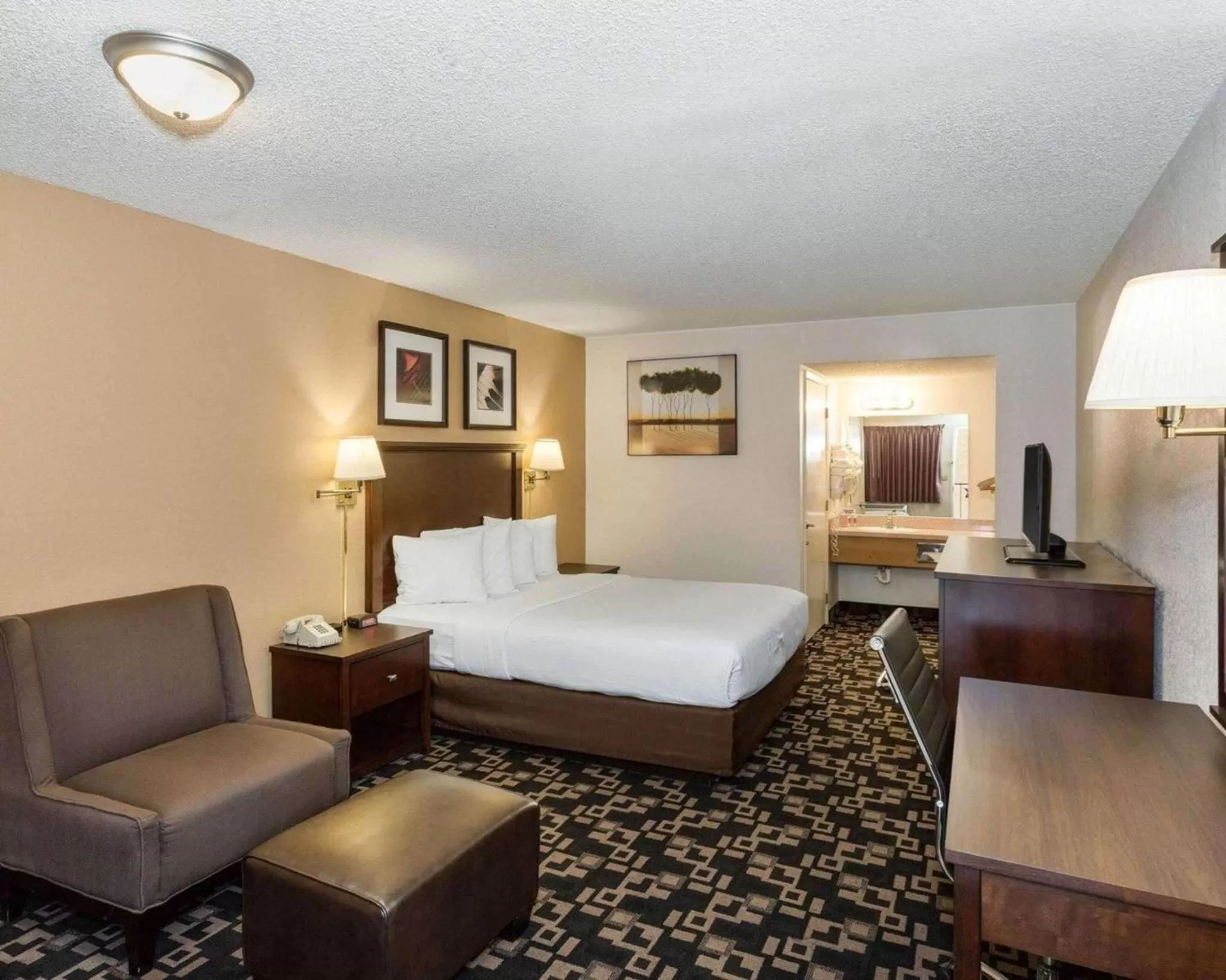 Photo of the whole room, Bed in MorningGlory Inn & Suites