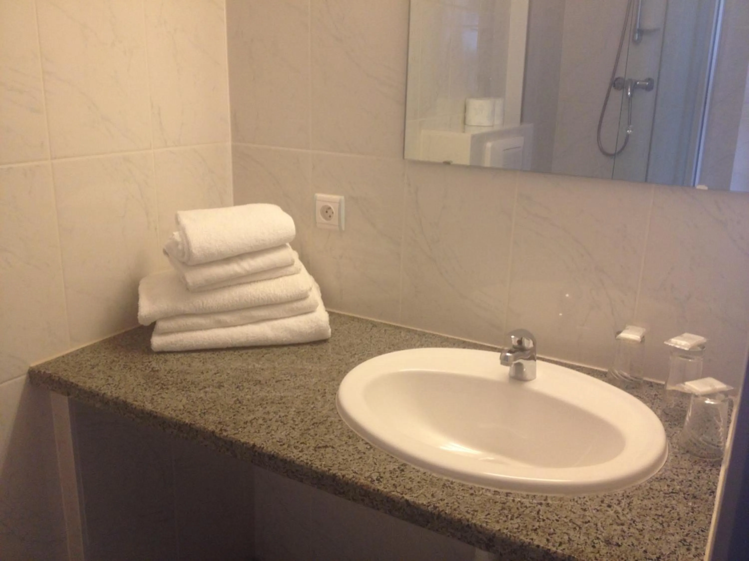 Bathroom in Hotel Le Strasbourg