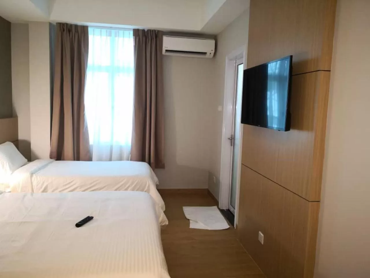 Bedroom, Bed in Walk In Hotel