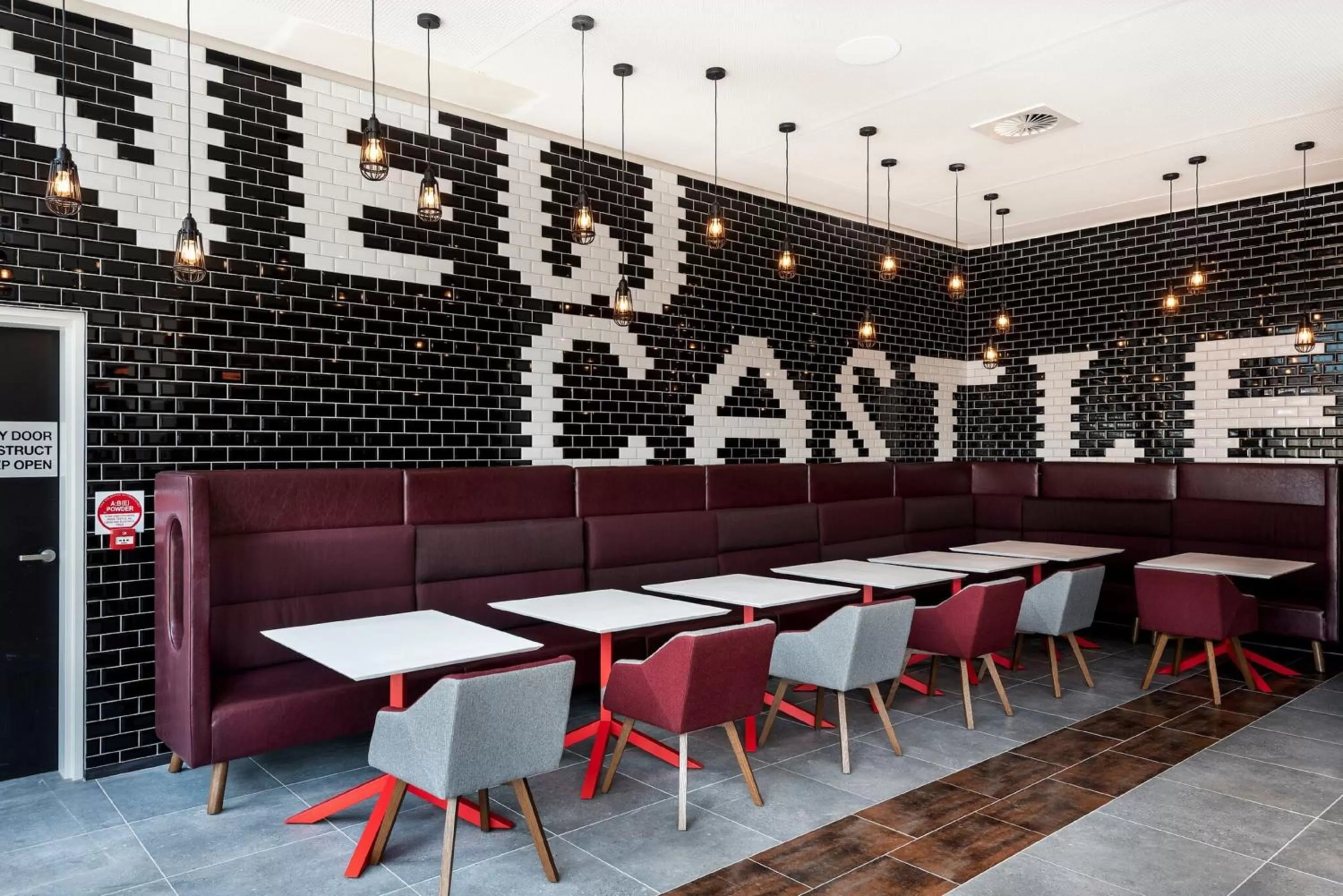 Lounge or bar in Holiday Inn Express Newcastle by IHG