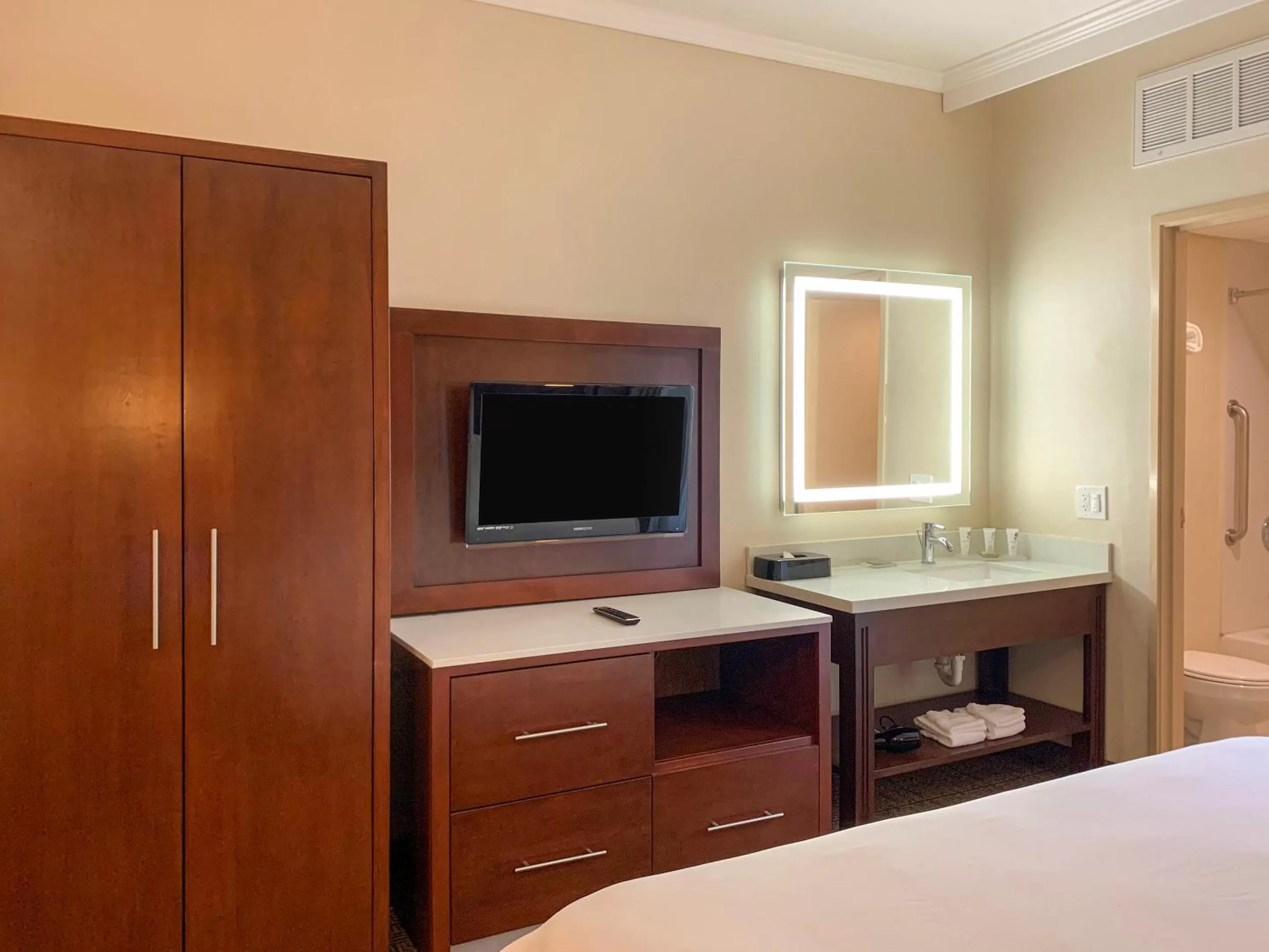 Bed in MainStay Suites Orange County John Wayne Airport