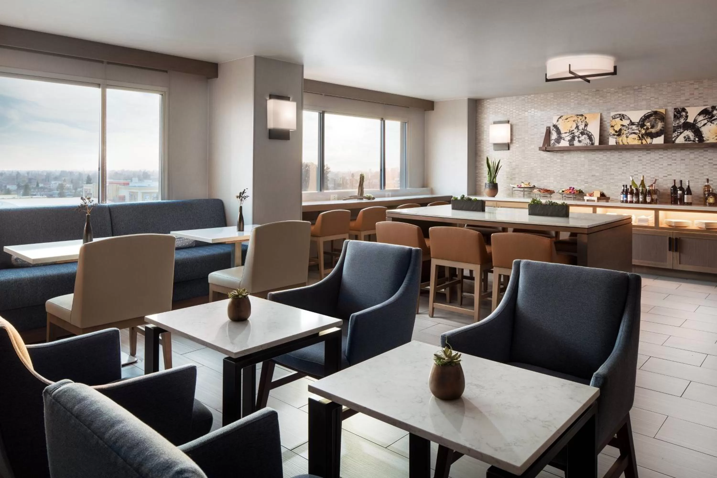 Lounge or bar in Bakersfield Marriott at the Convention Center