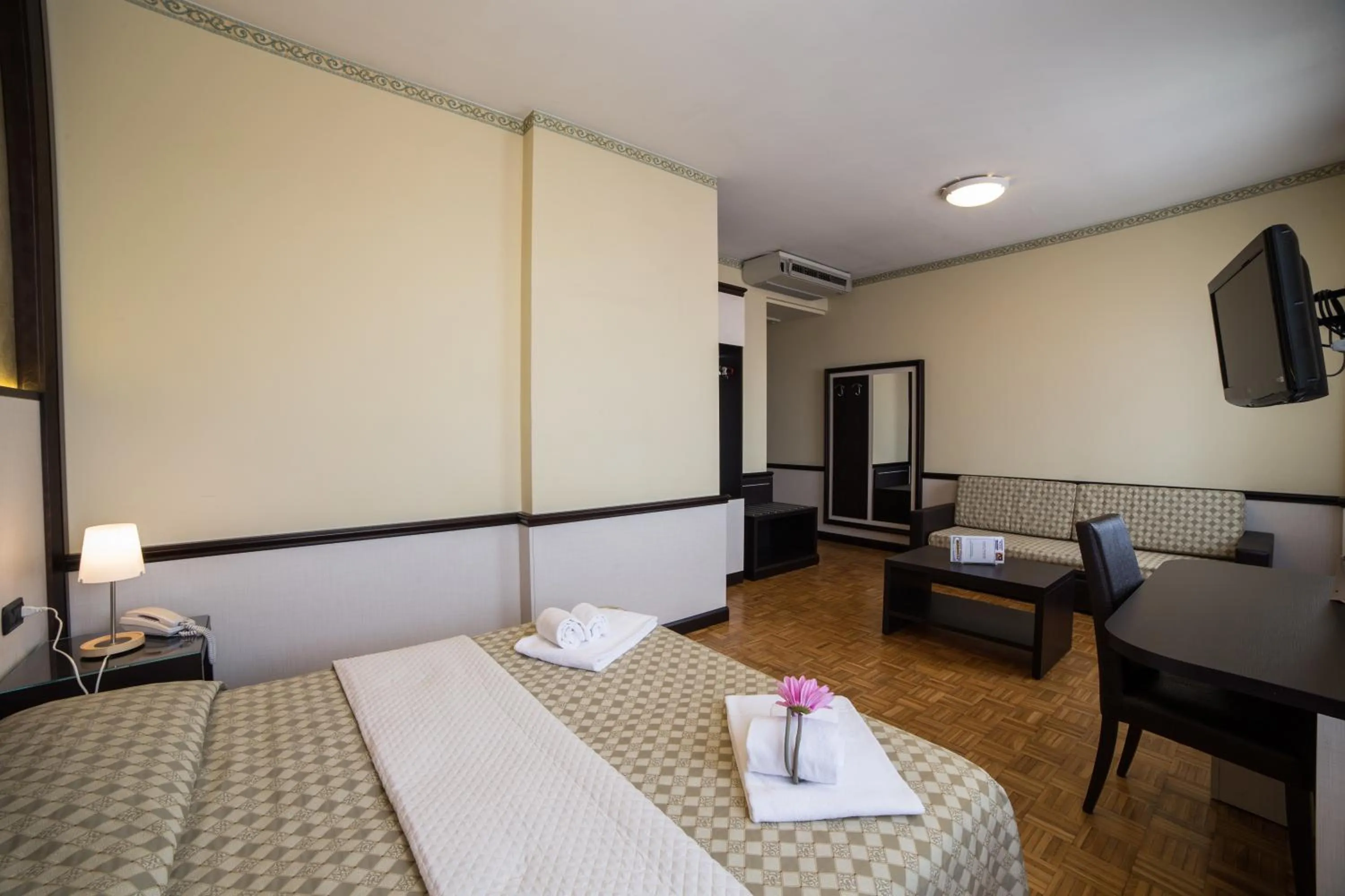 Photo of the whole room, Bed in Hotel Astoria