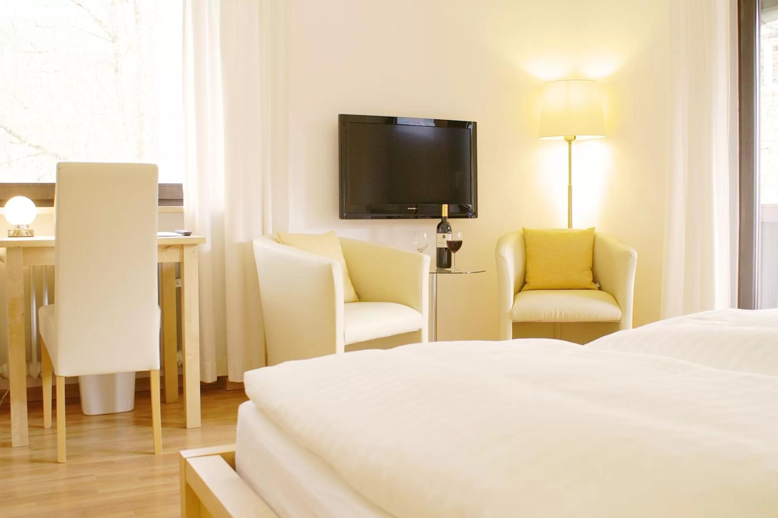 Communal lounge/ TV room, TV/Entertainment Center in Hotel Garni Landhaus Sonnenstern