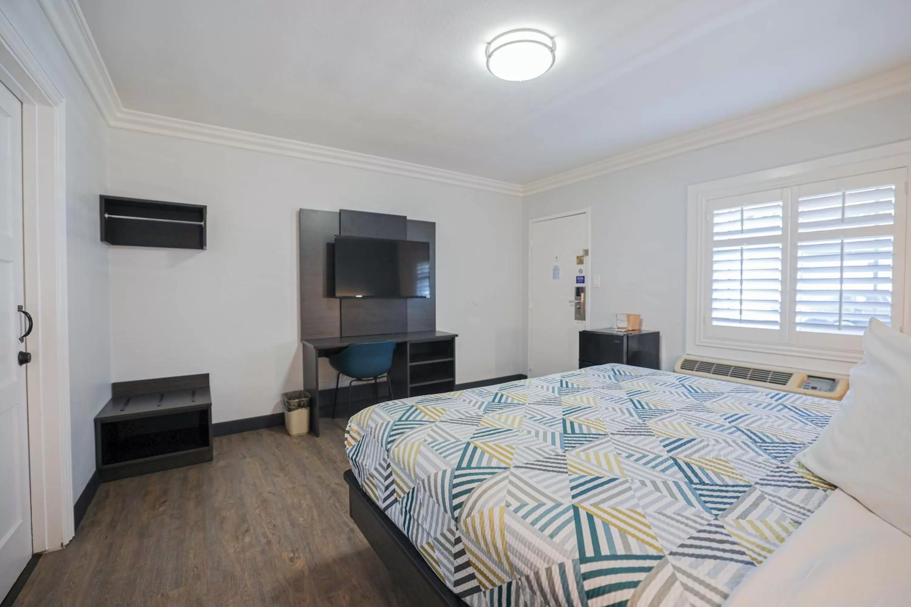 Bed in Motel 6, Tustin, Orange County-CA