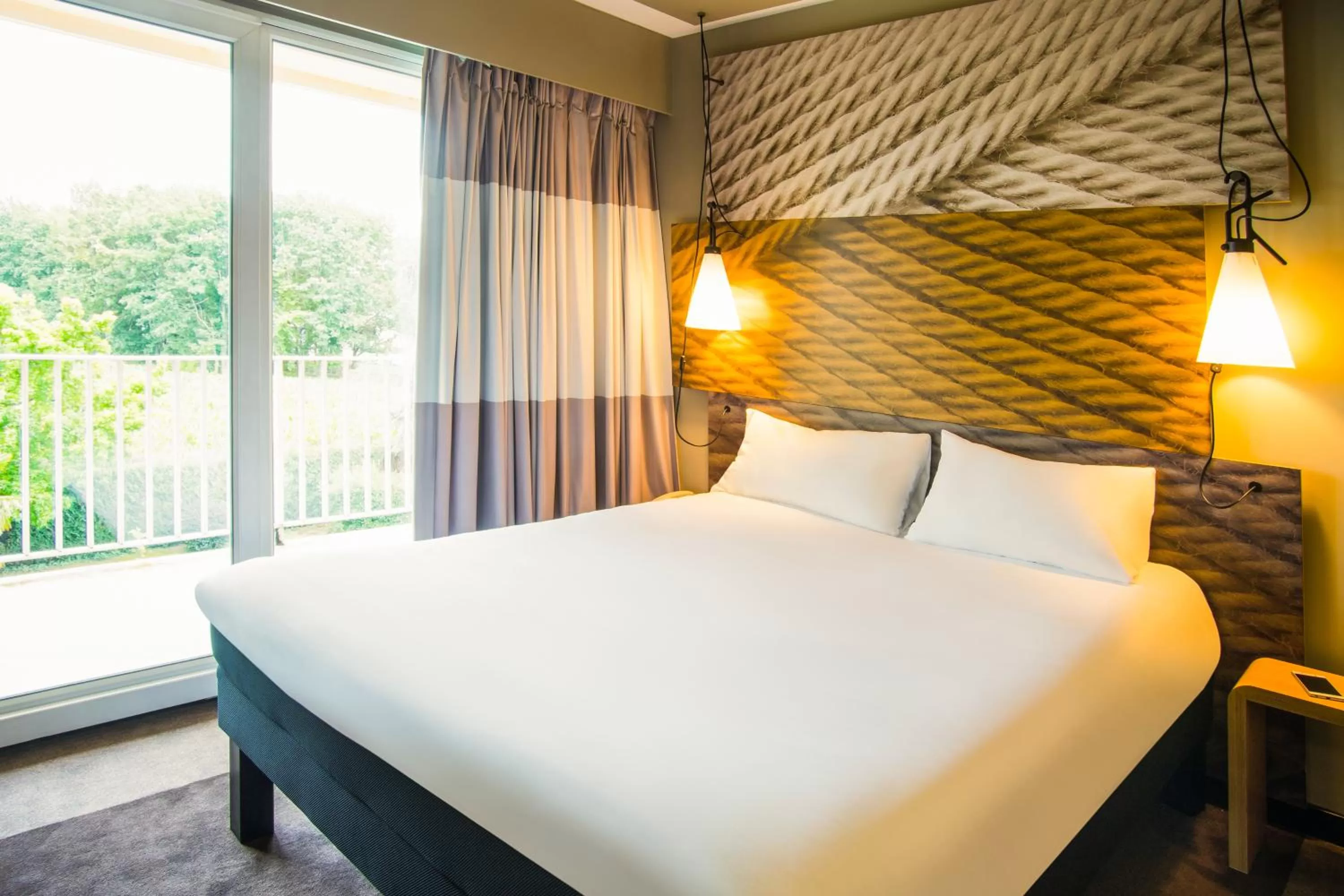 Mountain view, Bed in ibis Tarbes Odos