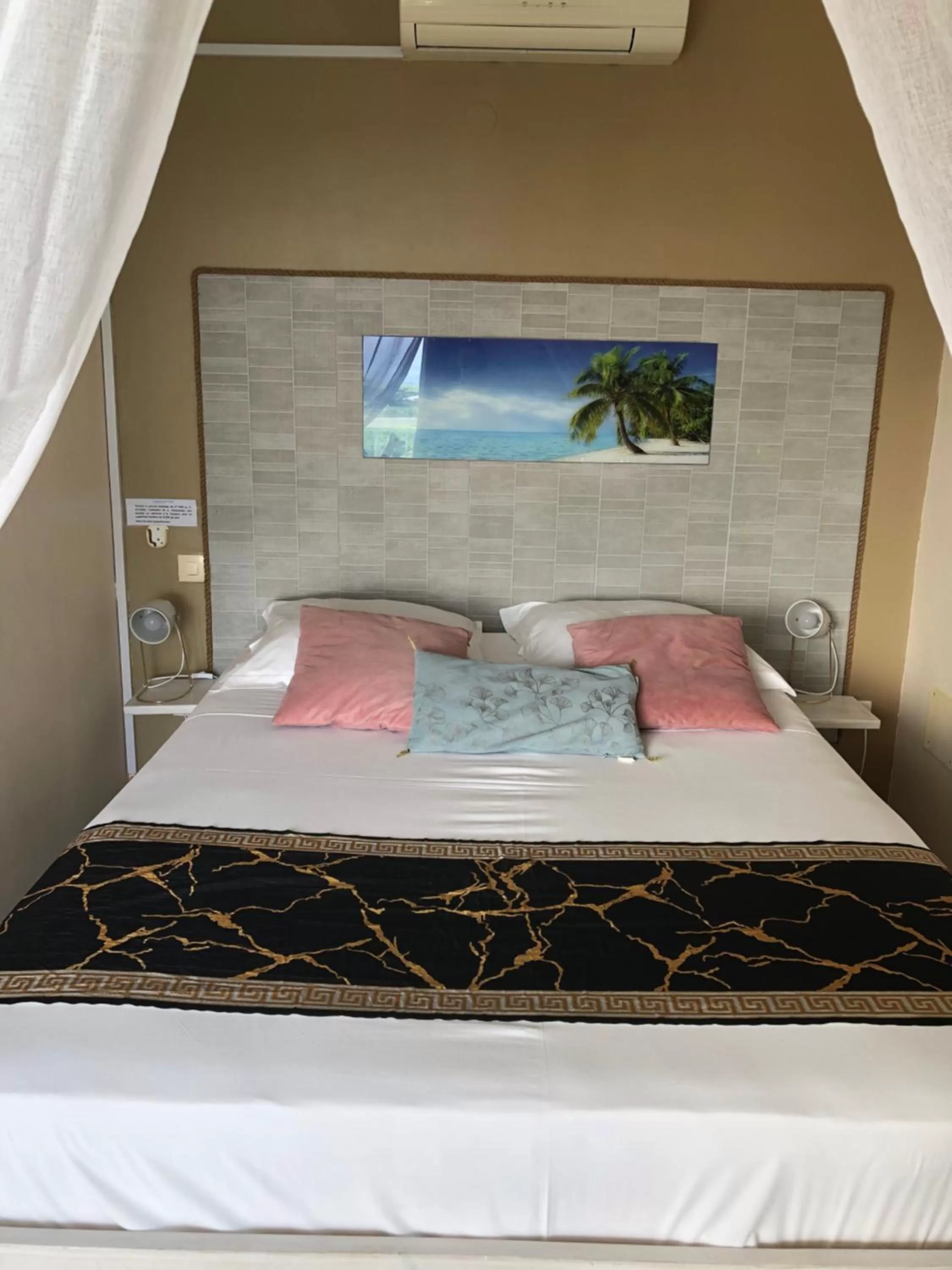 Bed in Hôtel Le Soleil Couchant