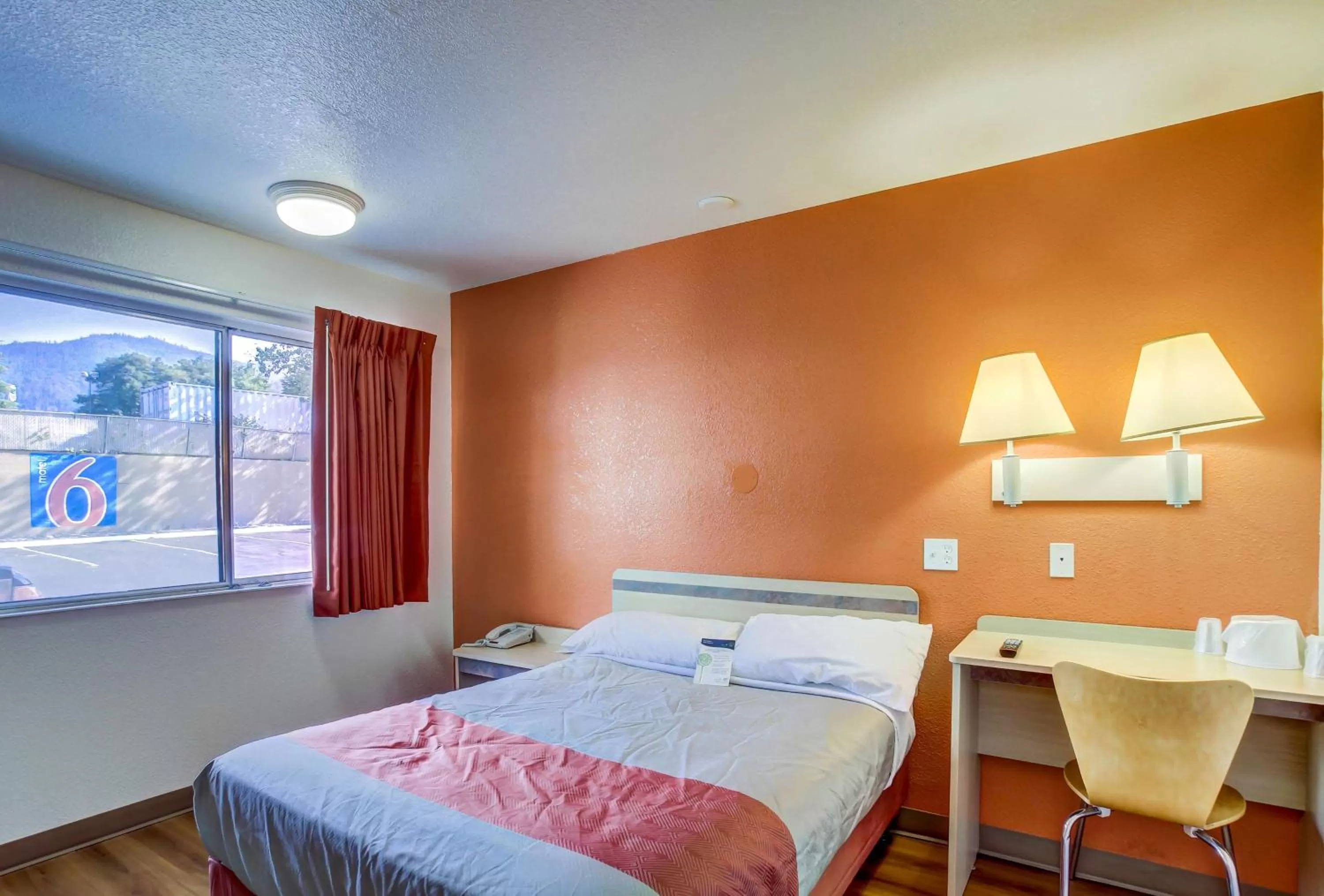 Photo of the whole room, Bed in Motel 6-Grants Pass, OR