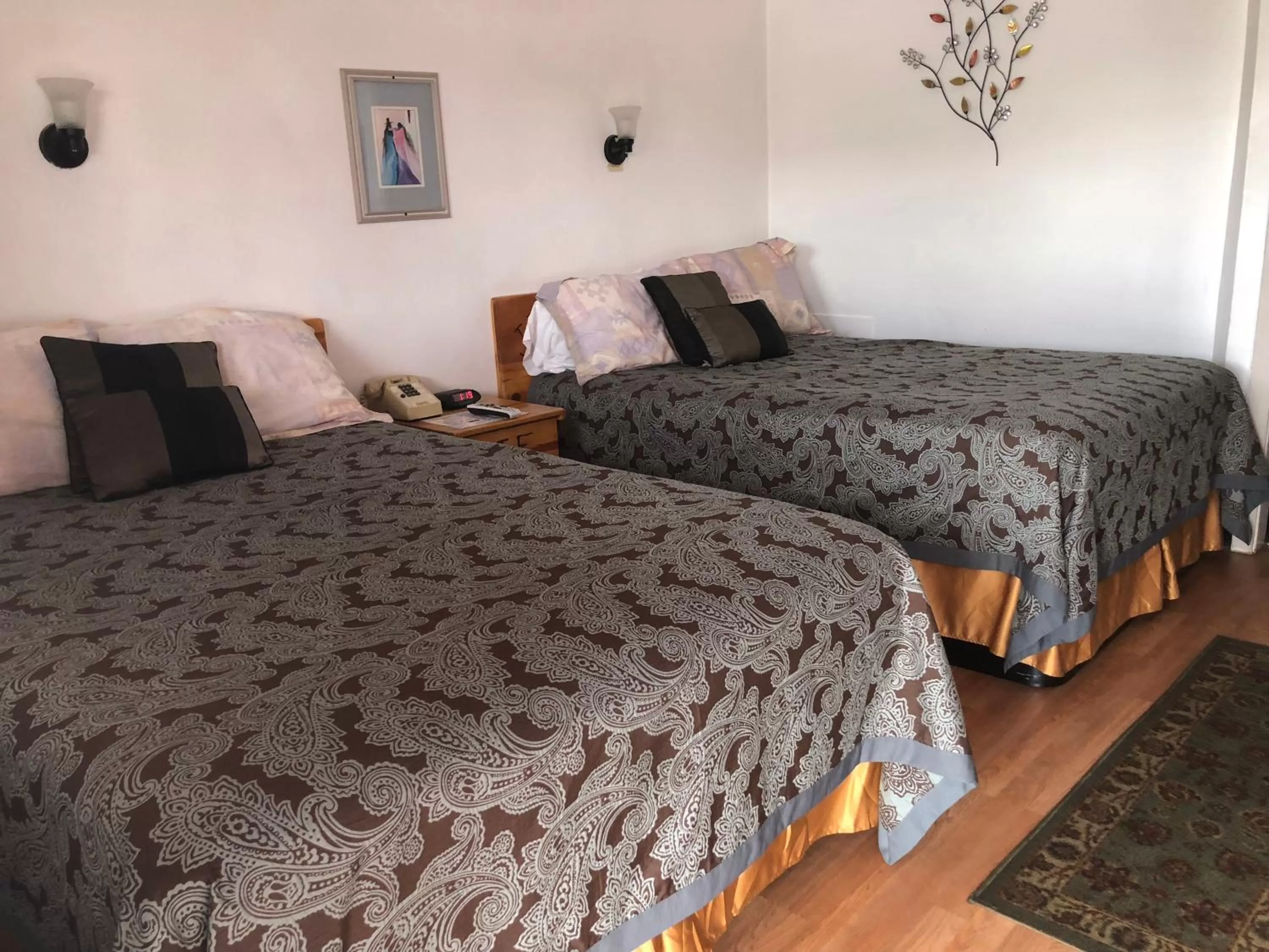 Photo of the whole room, Bed in Highlander Motel