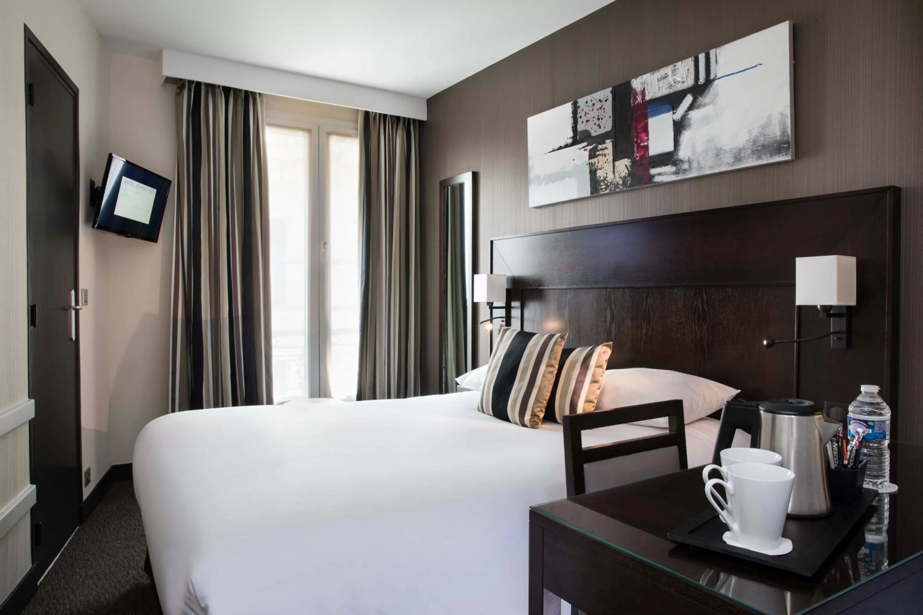 Coffee/tea facilities, Bed in Hôtel Albert 1er Paris Lafayette