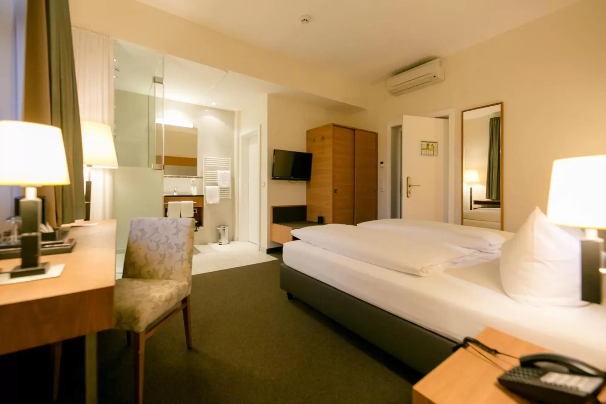 Junior Suite (Glass Bathroom) - single occupancy in Hotel Sailer Junior Suite (Glass Bathroom) - single occupancy in Hotel Sailer