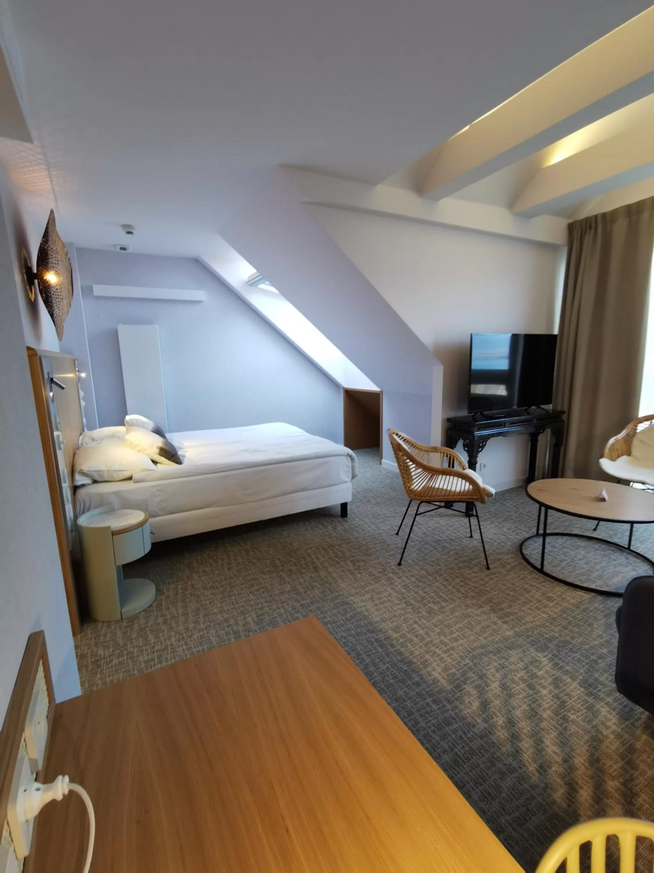 Photo of the whole room, Bed in Hotel Zhong Hua