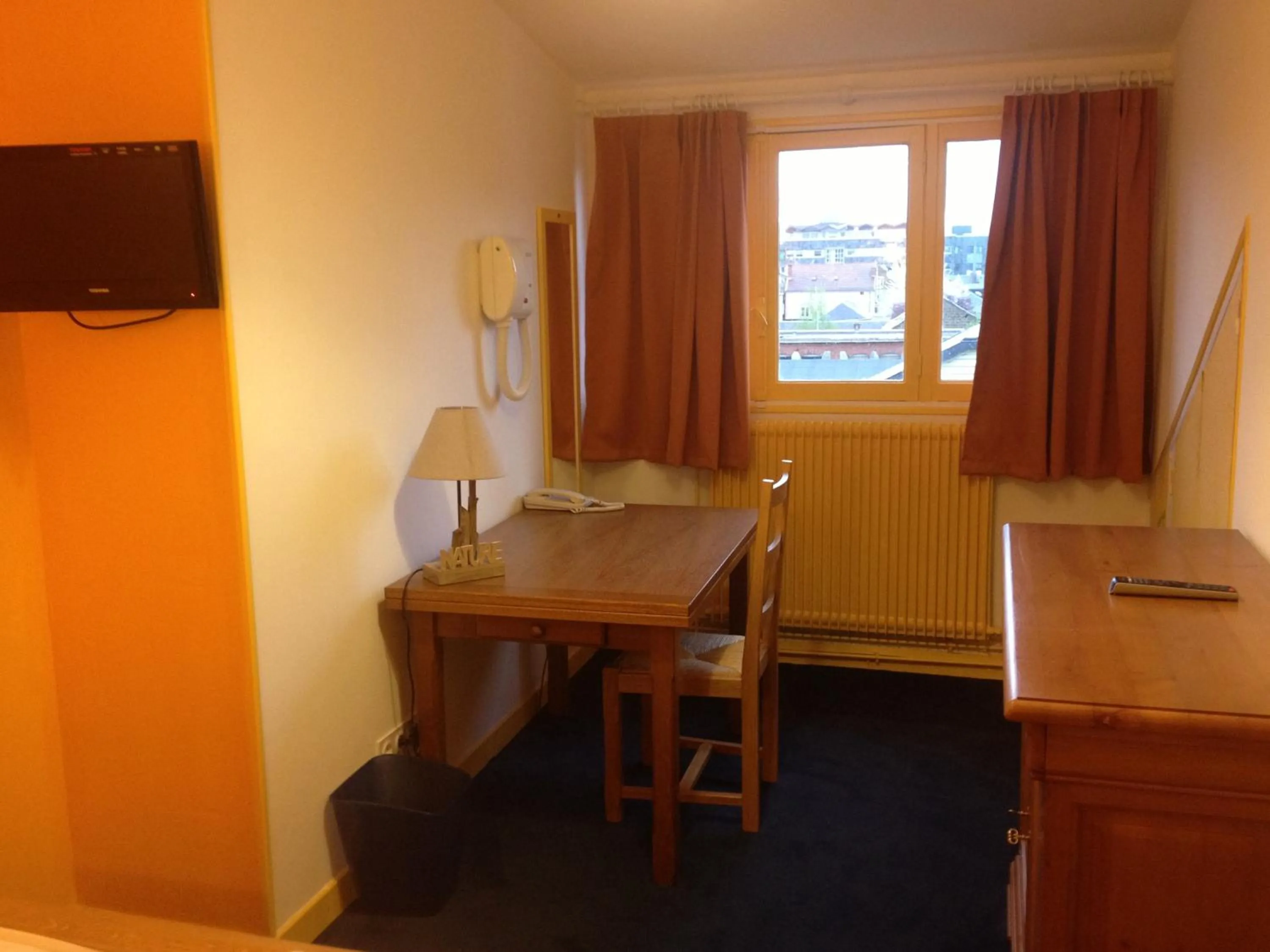 TV and multimedia in Hotel Couleurs Sud Centre-ville Gare Charleville-Mézières