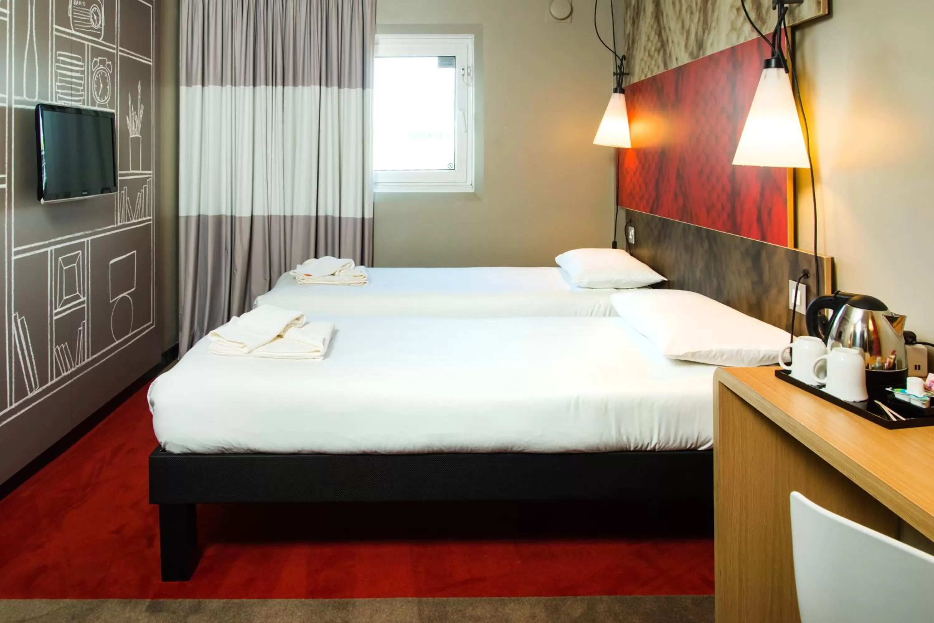 Photo of the whole room, Bed in Ibis Sheffield City