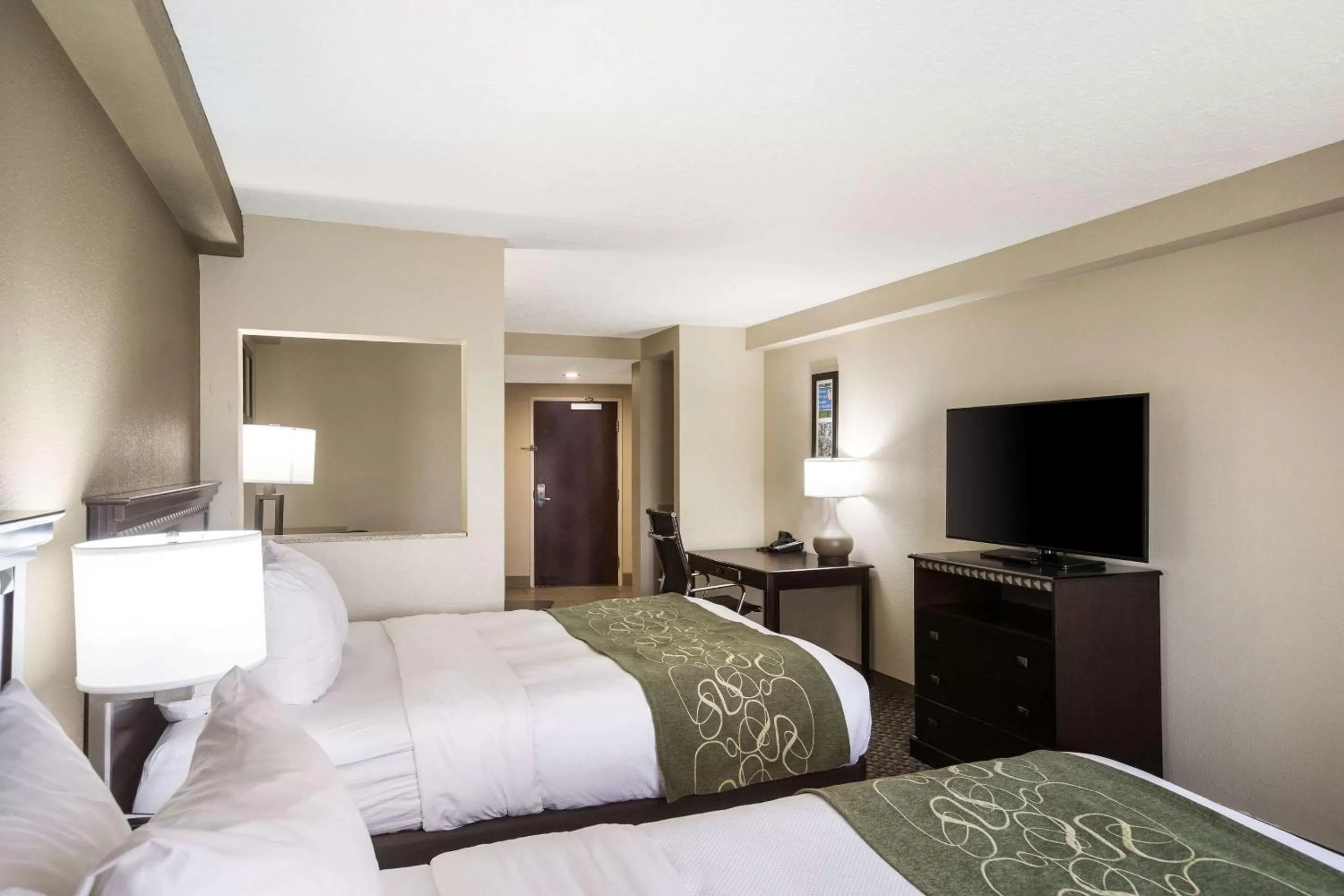 Photo of the whole room, Bed in Comfort Suites Forsyth near I-75