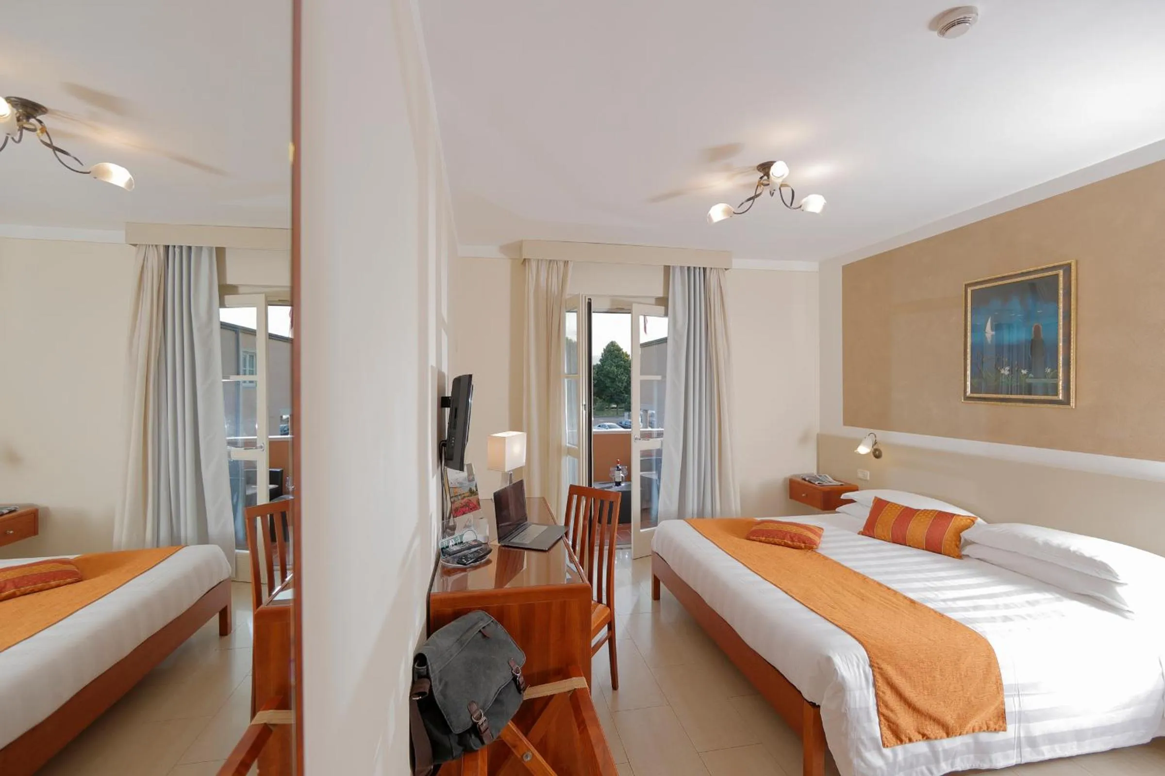 Photo of the whole room, Bed in Hotel Michelangelo