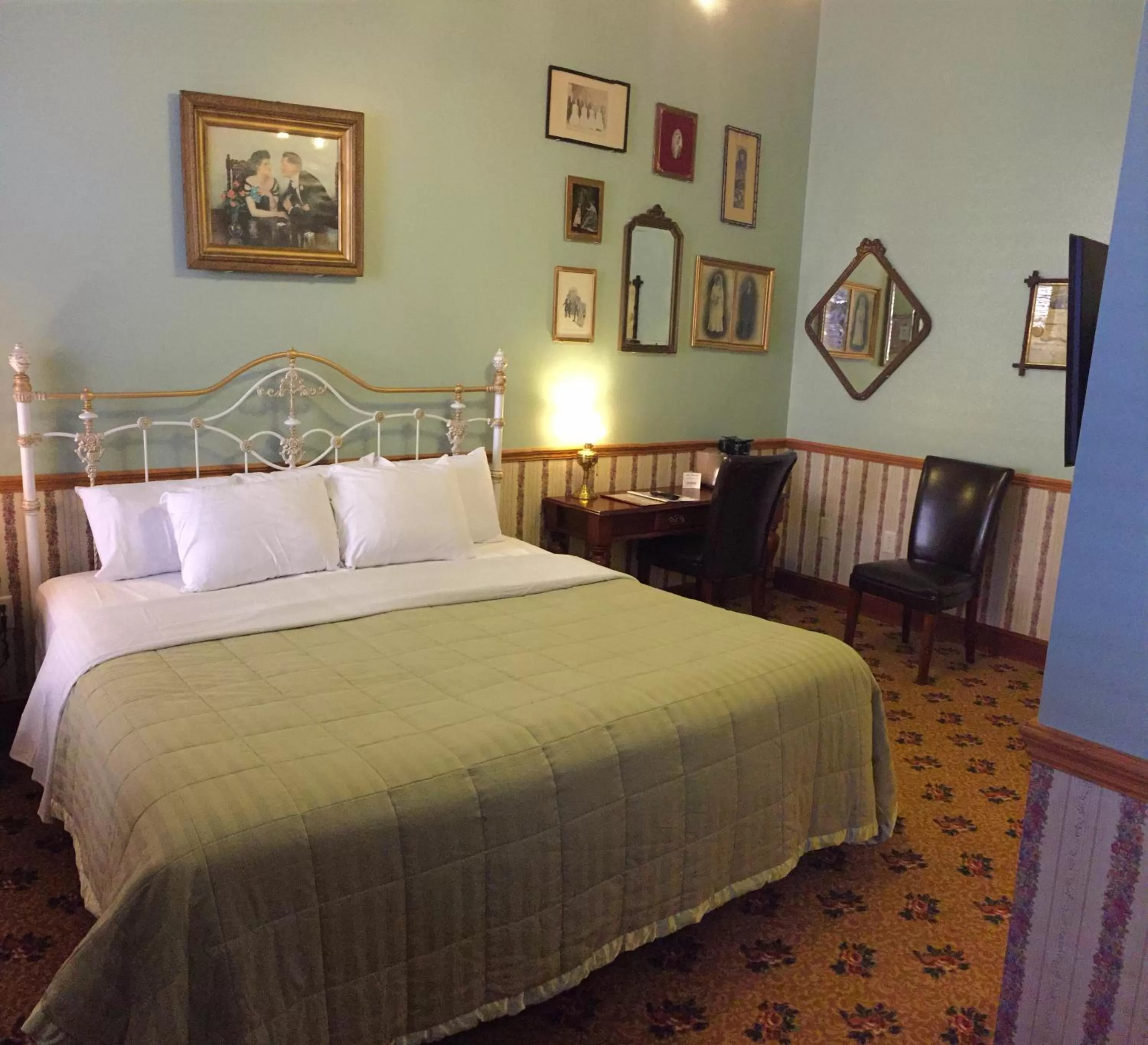 Photo of the whole room in Hotel Millersburg