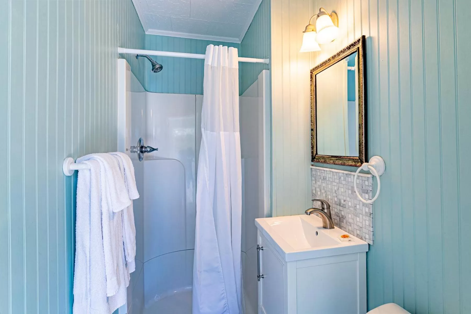 Bathroom in Island Guesthouse and Motel OBX