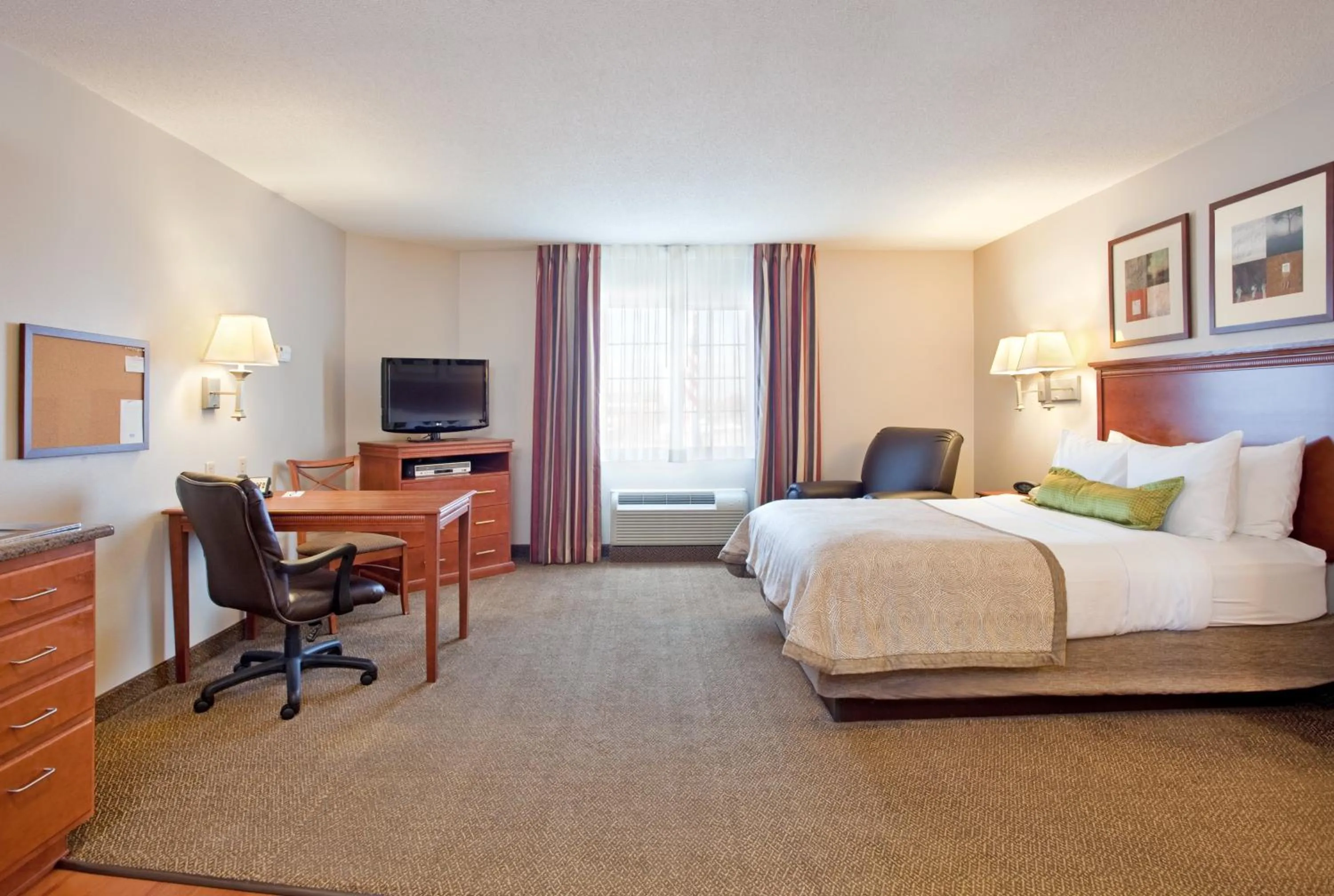 Studio Queen Suite with Accessible Tub in Candlewood Suites Rockford, an IHG Hotel