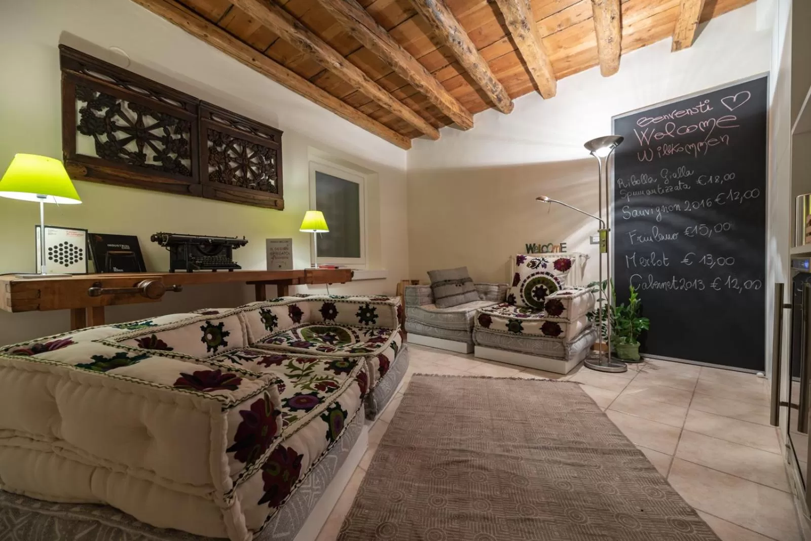 Communal lounge/ TV room, Bed in Hotel Suite Inn