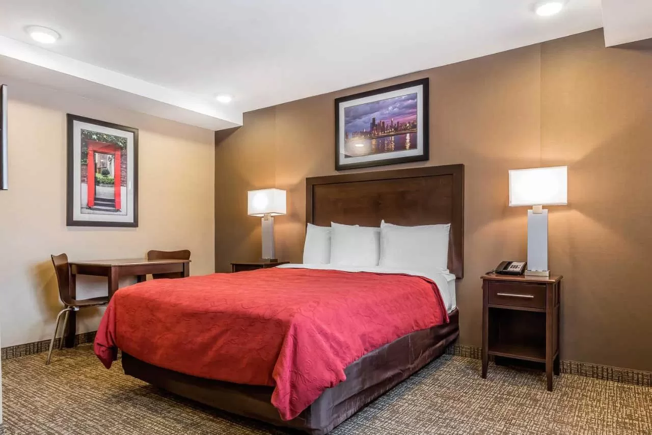 Bedroom, Bed in Rodeway Inn Chicago/Evanston