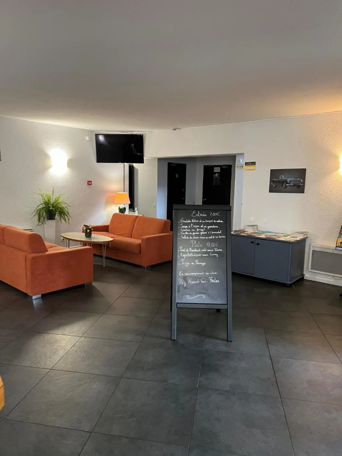 TV and multimedia, Bed in Logis Cottage Hôtel