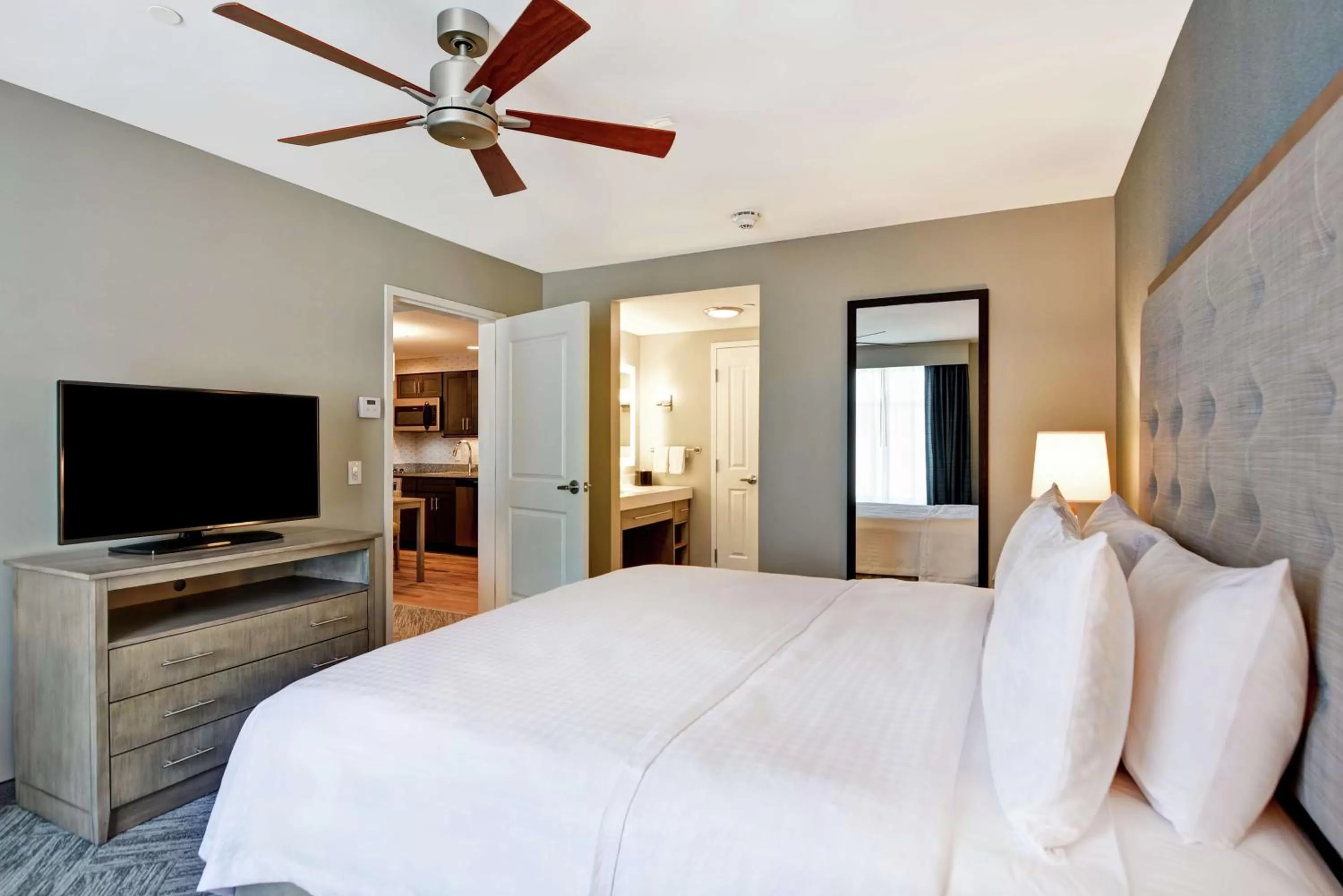 Bedroom, Bed in Homewood Suites By Hilton Hadley Amherst