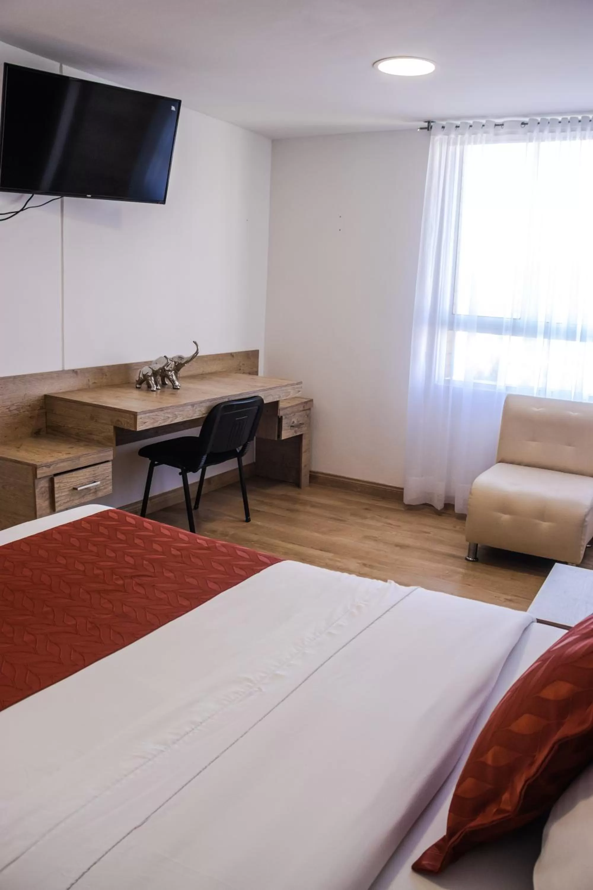 Photo of the whole room, TV/Entertainment Center in Nogal Suite Hotel Ipiales