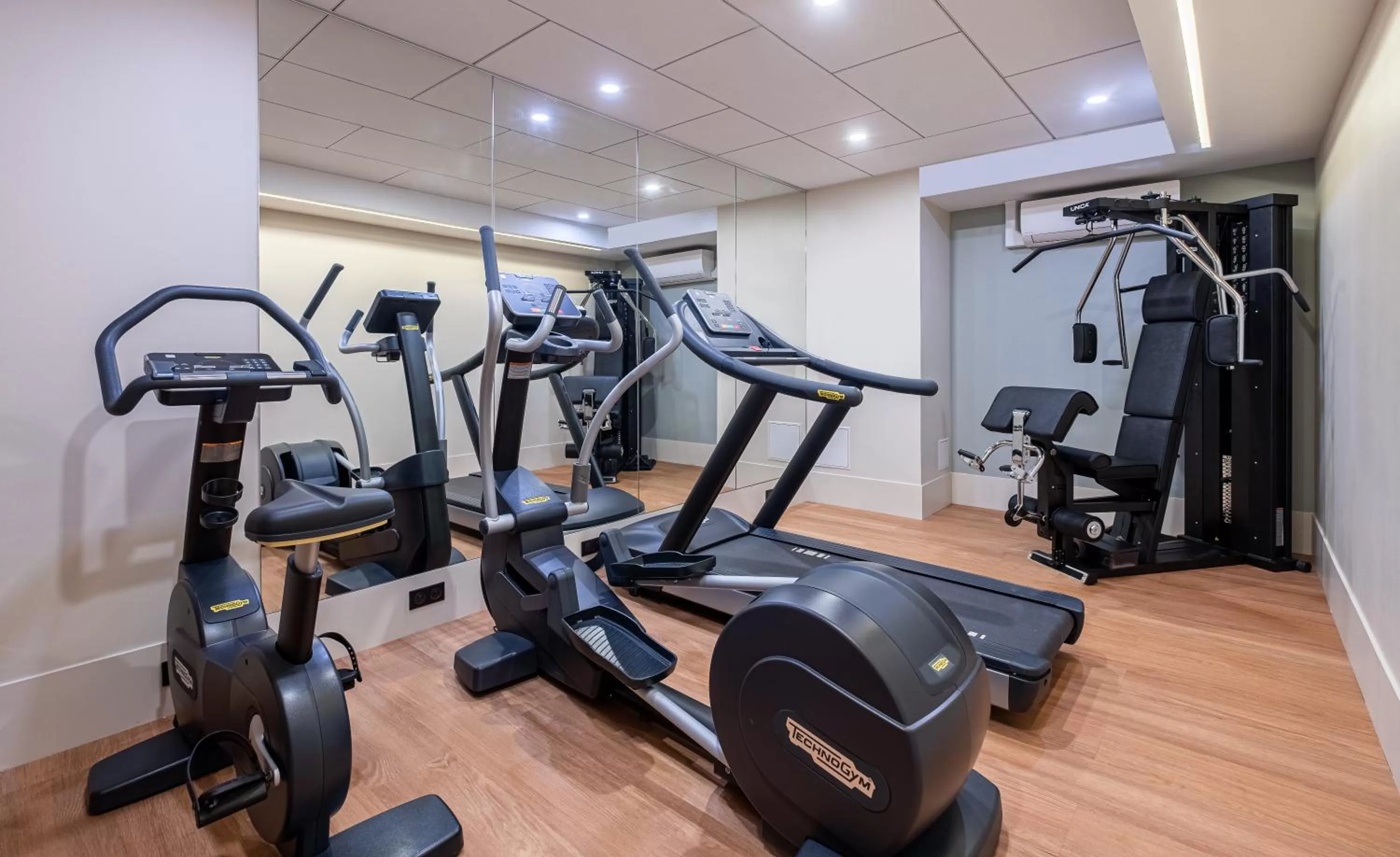 Fitness centre/facilities in Hôtel le Derby Alma by Inwood Hotels