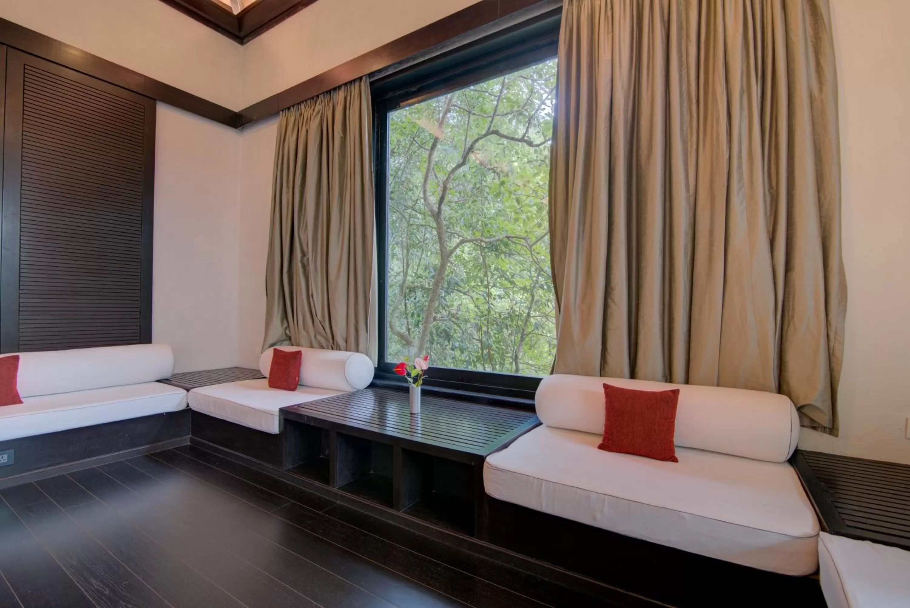 Living room, Bed in Taj Madikeri Resort & Spa Coorg
