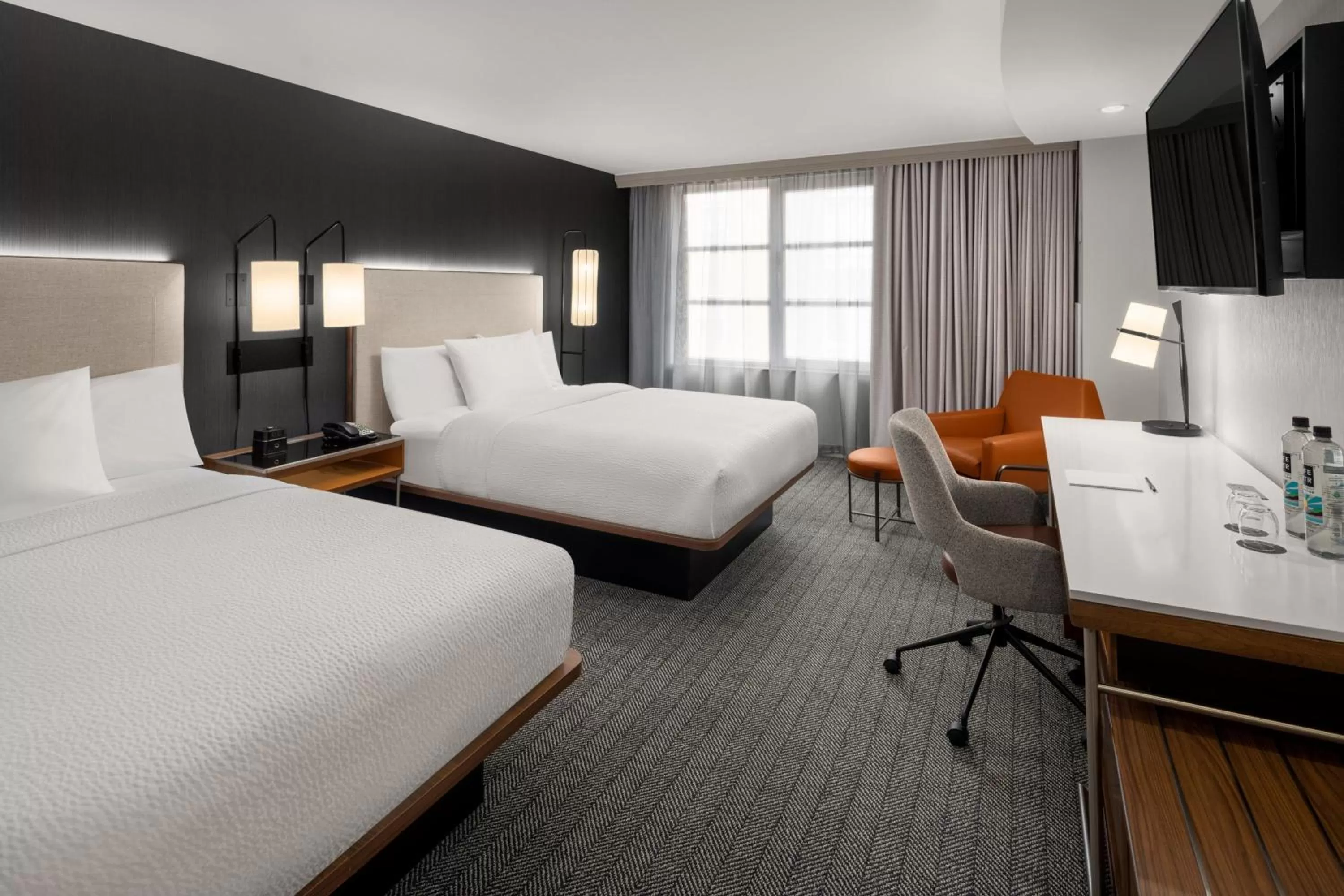 Photo of the whole room, Bed in Courtyard by Marriott Seattle Bellevue/Downtown