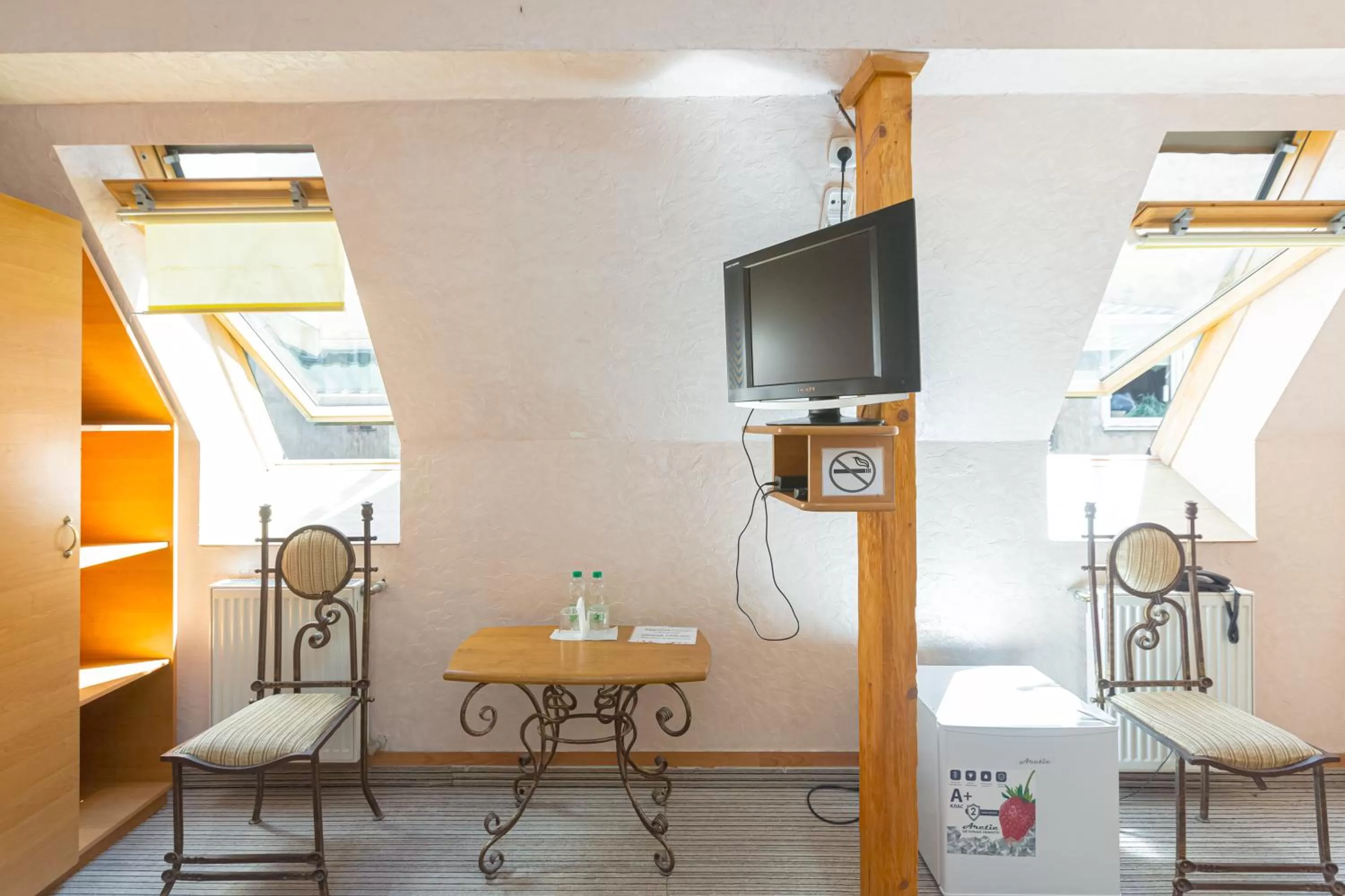 Communal lounge/ TV room, TV/Entertainment Center in Staryi Krakiv