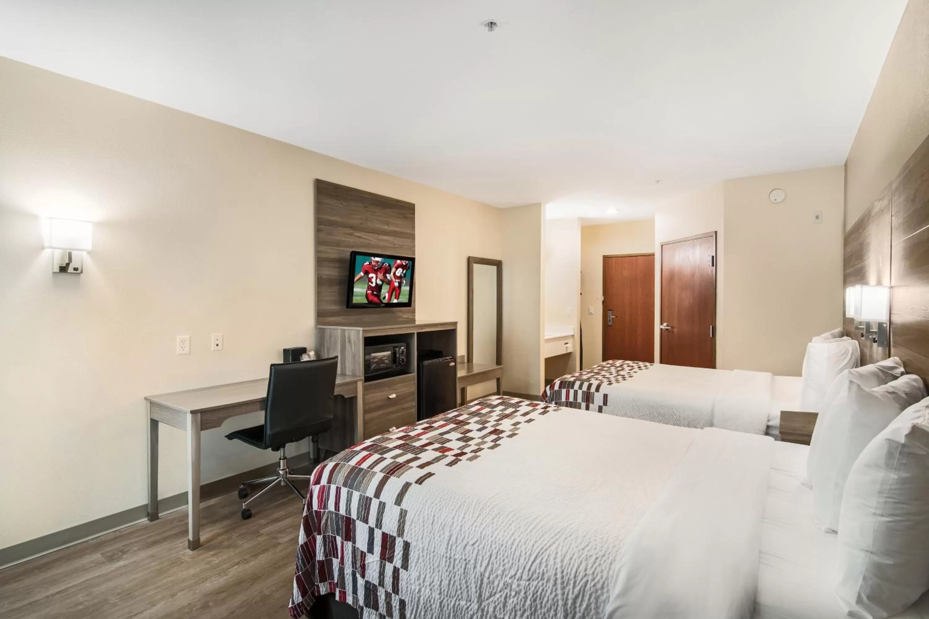 Photo of the whole room, Bed in Red Roof Inn Panama City