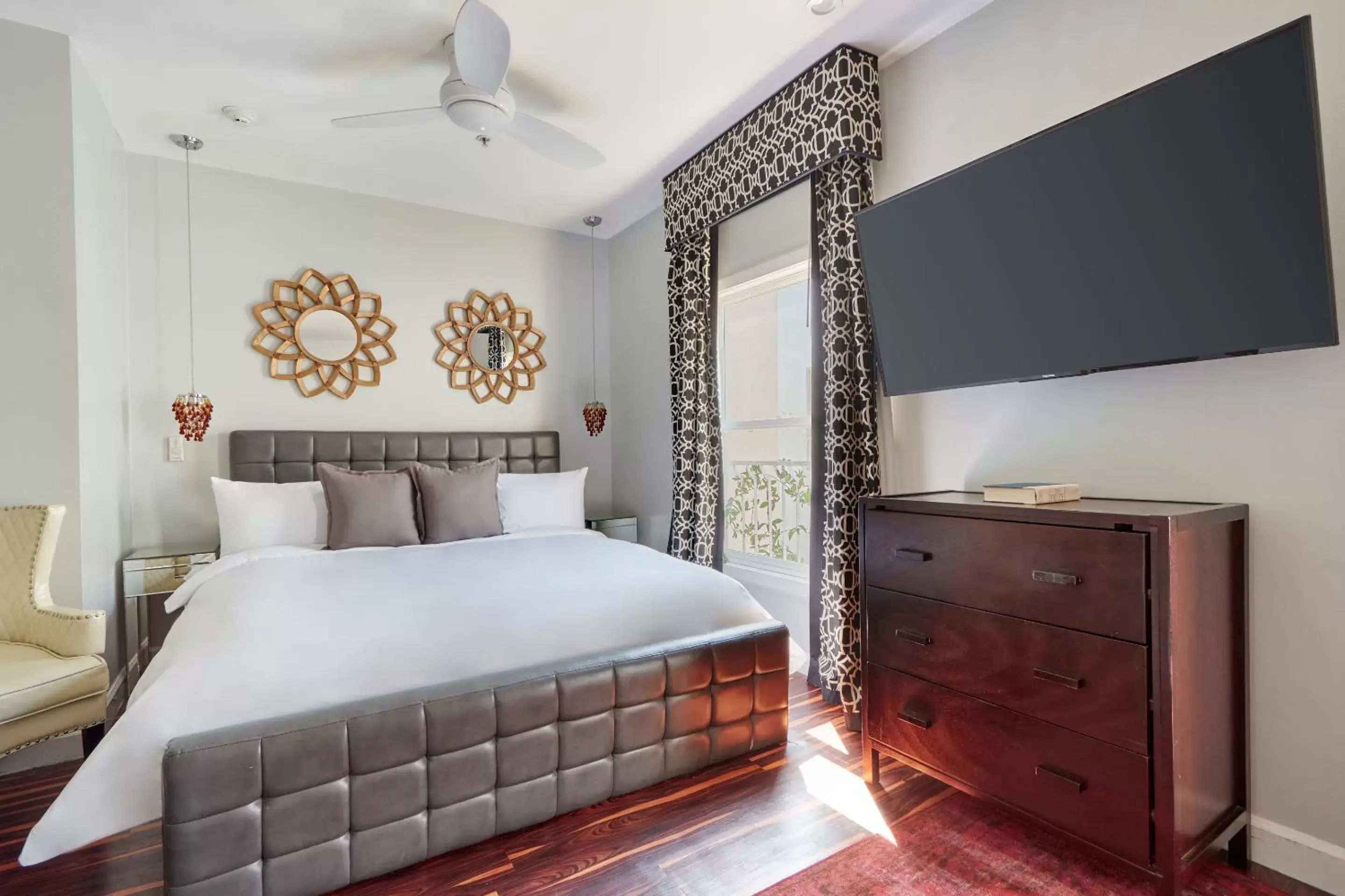 Superior King Room in The Crescent Hotel Beverly Hills, Sonder by Marriott Bonvoy Superior King Room in The Crescent Hotel Beverly Hills, Sonder by Marriott Bonvoy