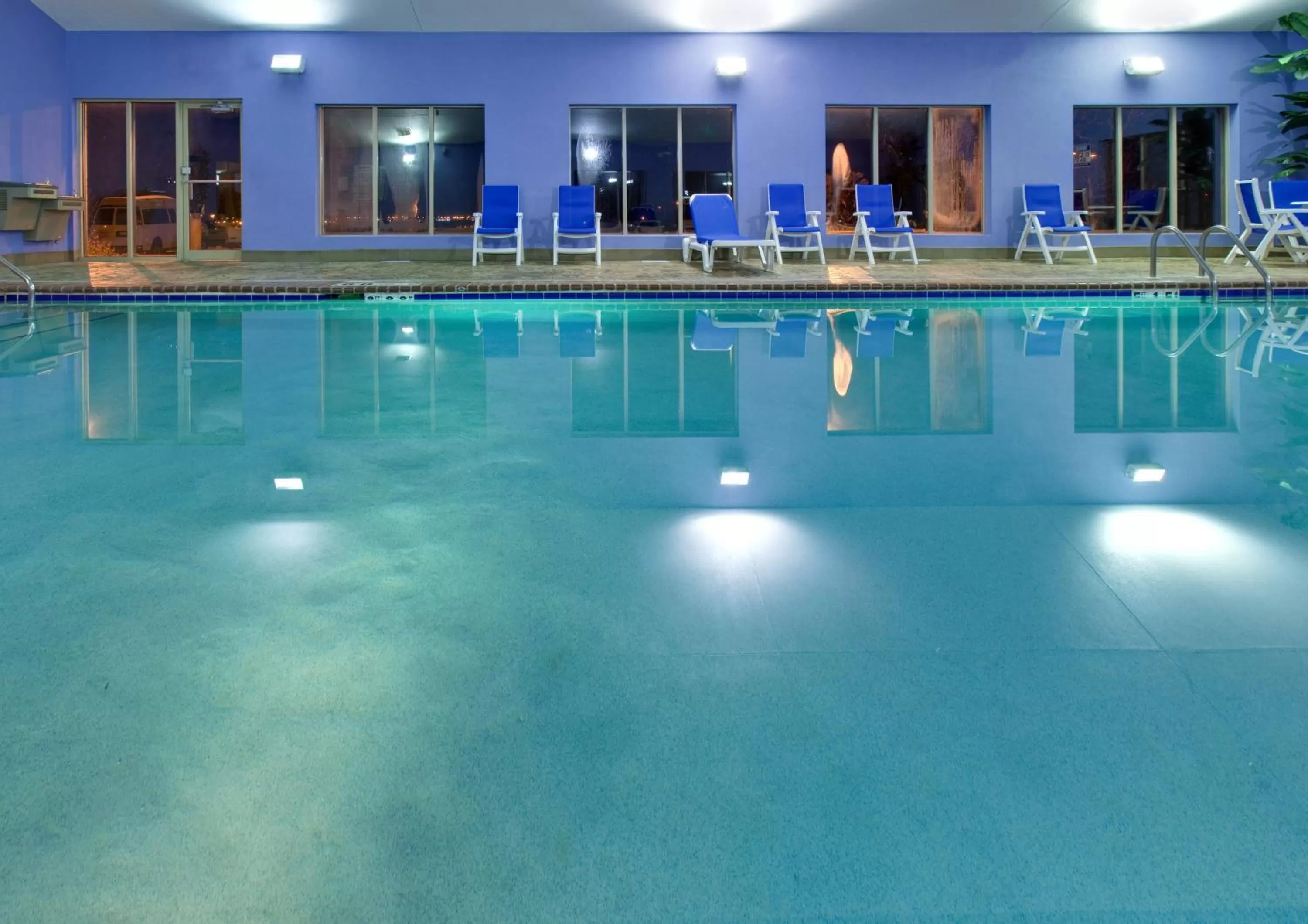 Swimming pool in Holiday Inn Express Hotel & Suites Pleasant Prairie-Kenosha by IHG