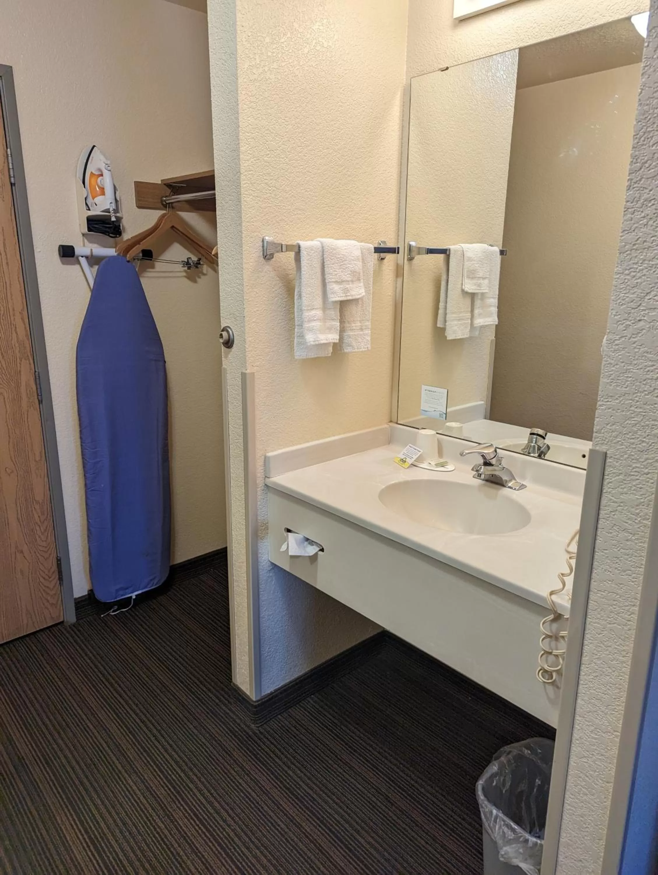 King Room - Smoking  in Days Inn & Suites by Wyndham Castle Rock