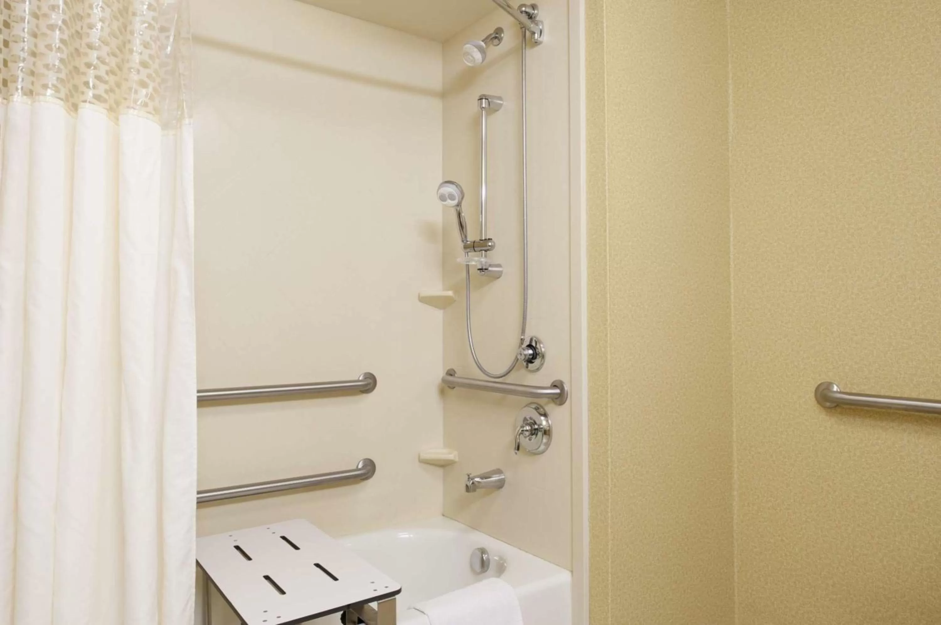 Bathroom in Hampton Inn & Suites Moline-Quad City Int'l Aprt