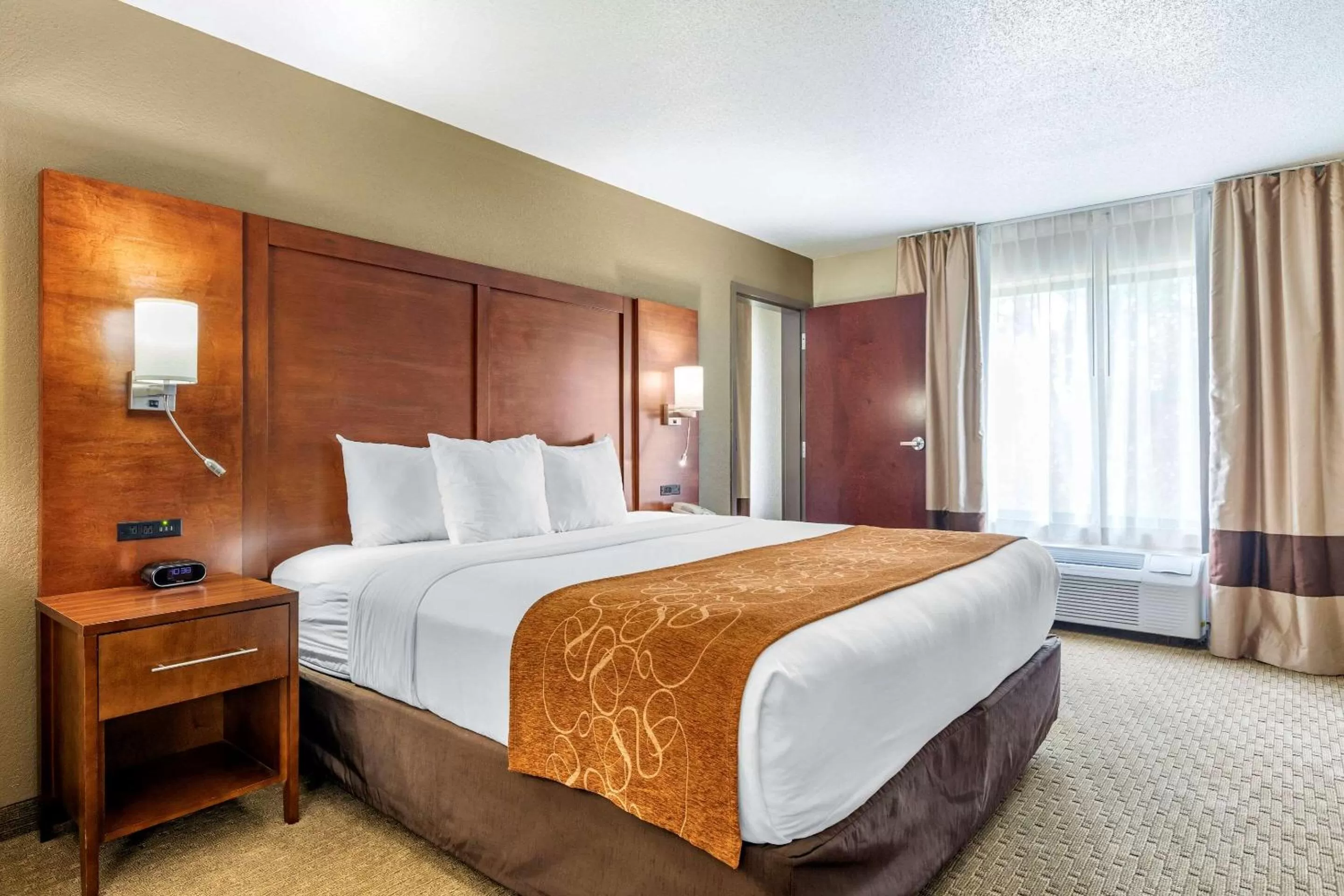 Photo of the whole room, Bed in Comfort Suites Grand Rapids North