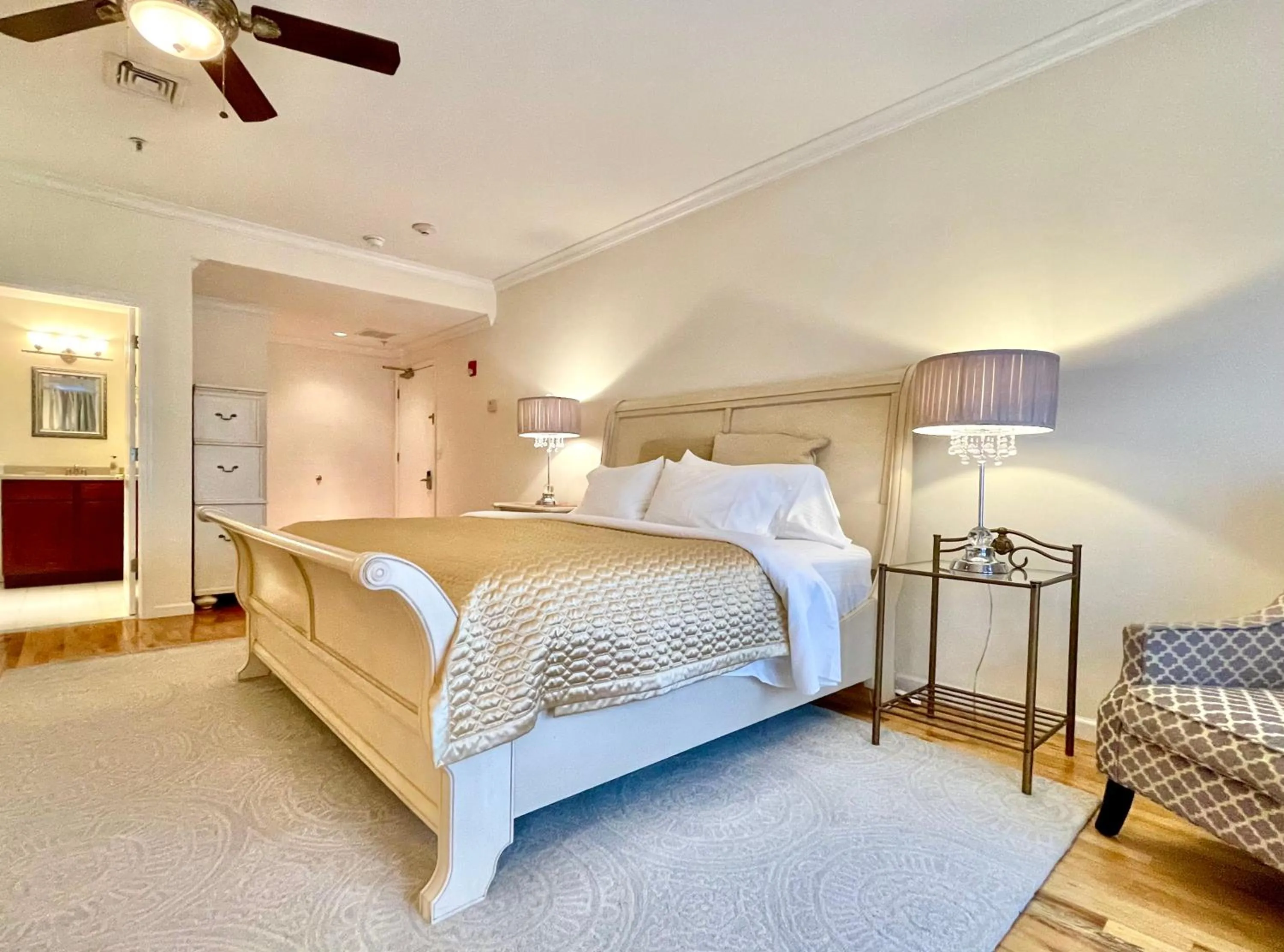 Bed in Inn on Main Hotel