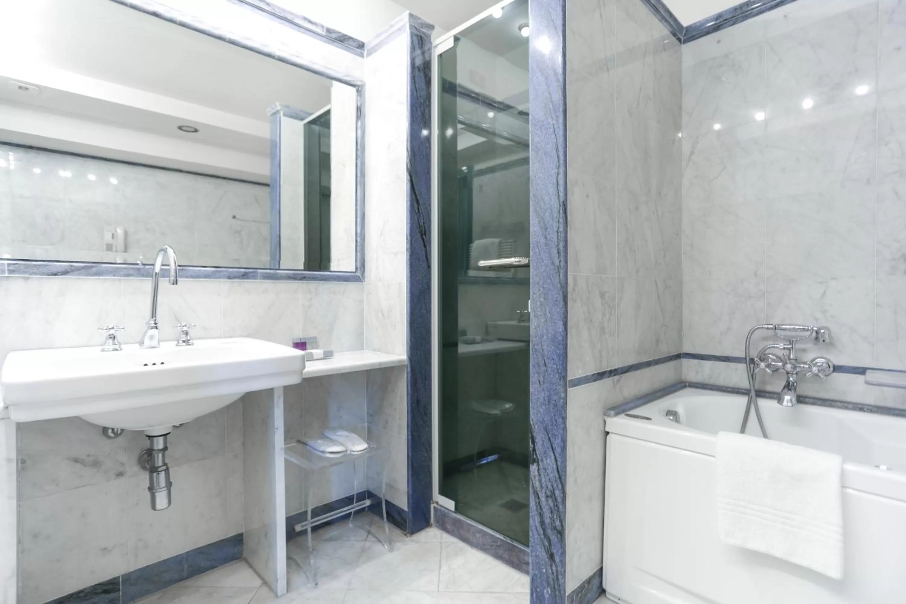 Shower in Grand Hotel Croce Di Malta